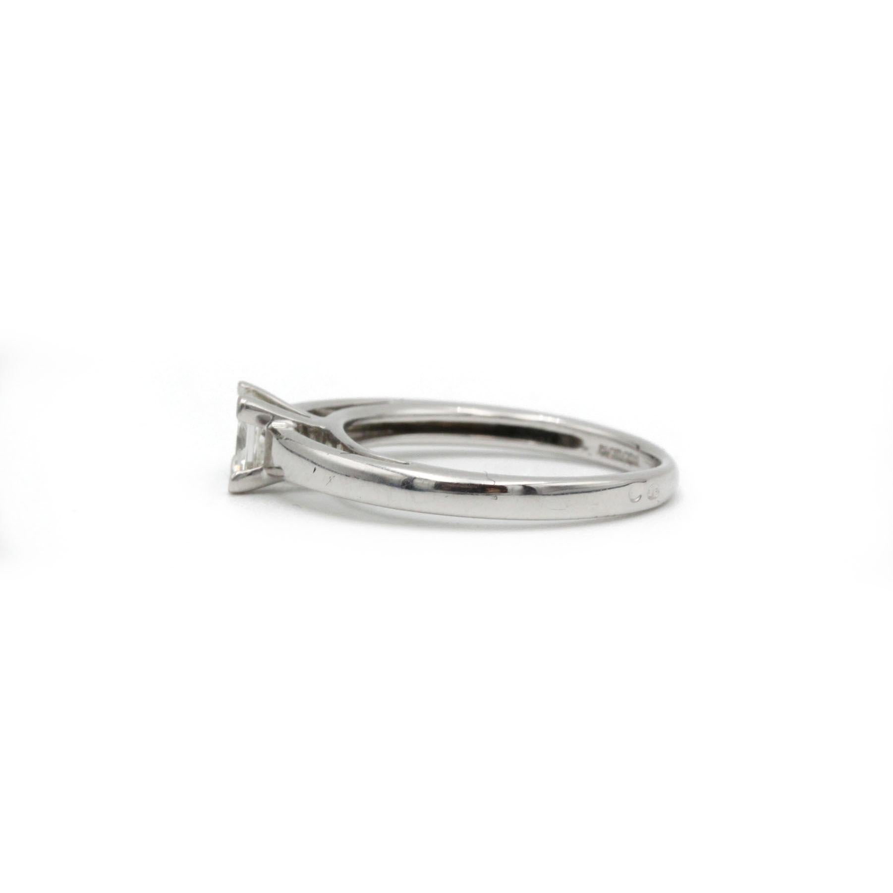 Anillo solitario de diamantes talla princesa de oro blanco de 18 quilates, 0,50 ct F VS Contemporáneo en venta