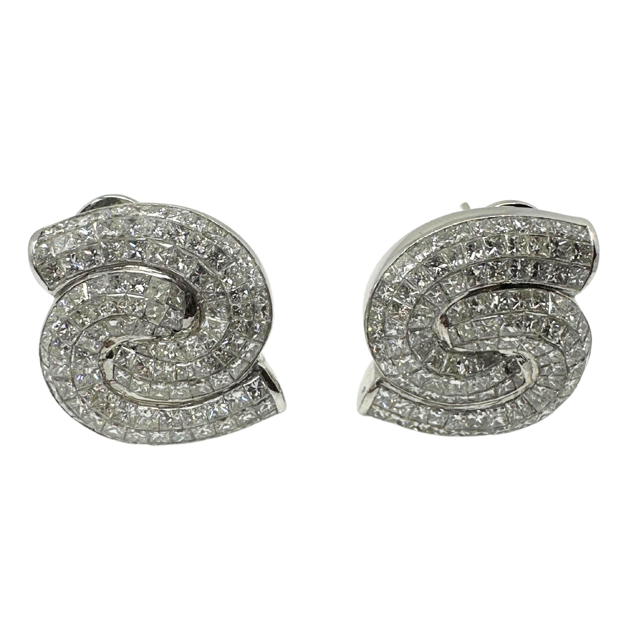 Boucles d'oreilles spirales en or blanc 18 carats avec diamants taillés en princesse
Condit : En bon état avec quelques légères usures de surface dues à l'âge.
Longueur : 1,10 pouces
Largeur : 0.90 pouces
Marques : 