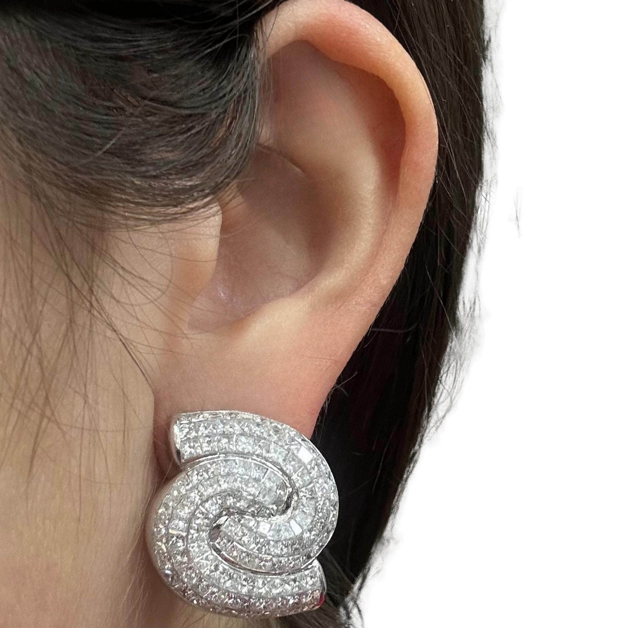 Taille princesse Boucles d'oreilles spirales en or blanc 18 carats avec diamants taillés en princesse en vente