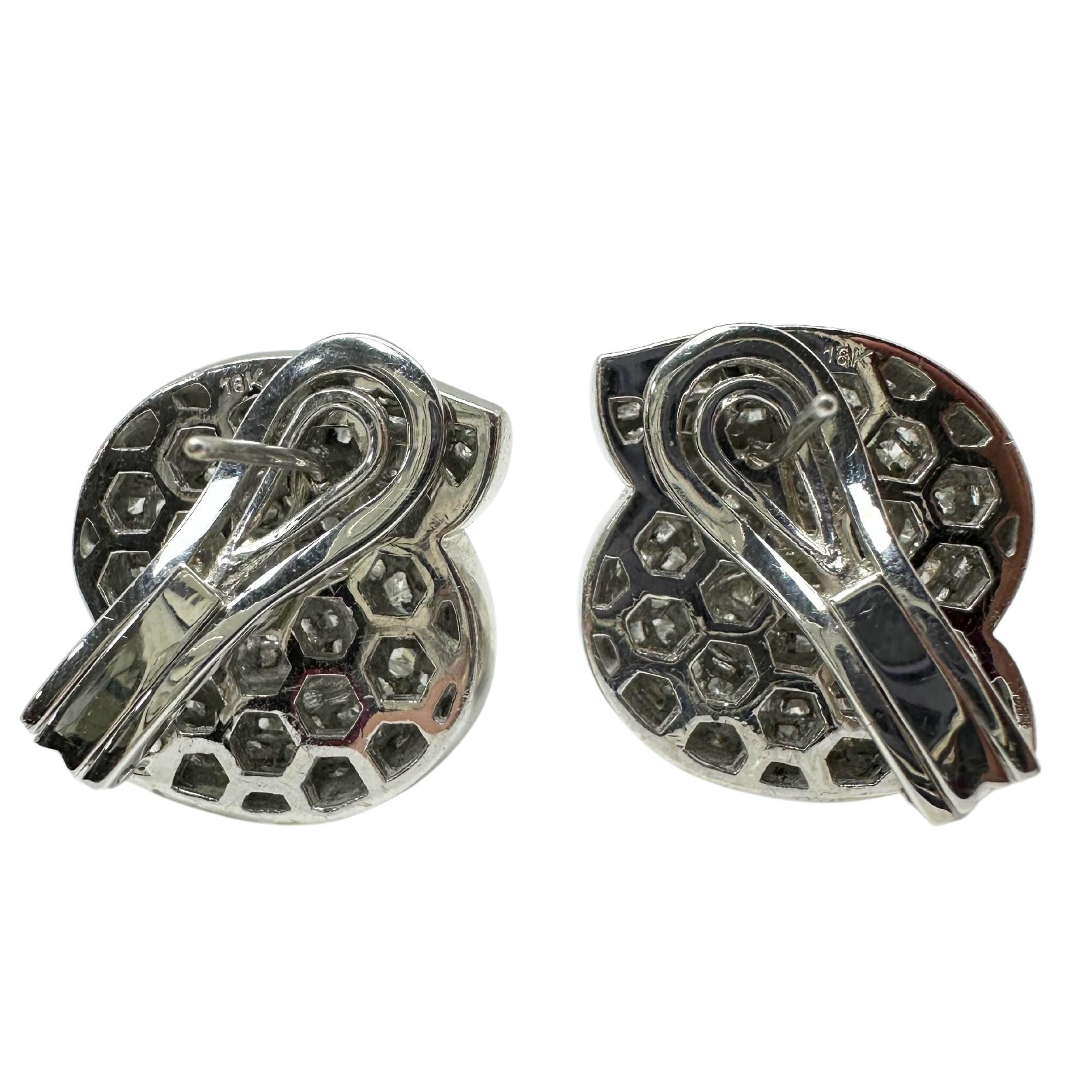 Boucles d'oreilles spirales en or blanc 18 carats avec diamants taillés en princesse Bon état - En vente à New York, NY