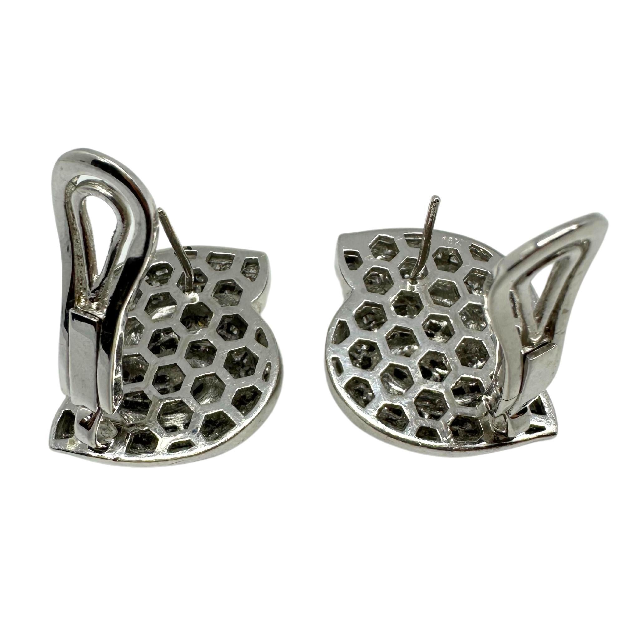 Boucles d'oreilles spirales en or blanc 18 carats avec diamants taillés en princesse Pour femmes en vente