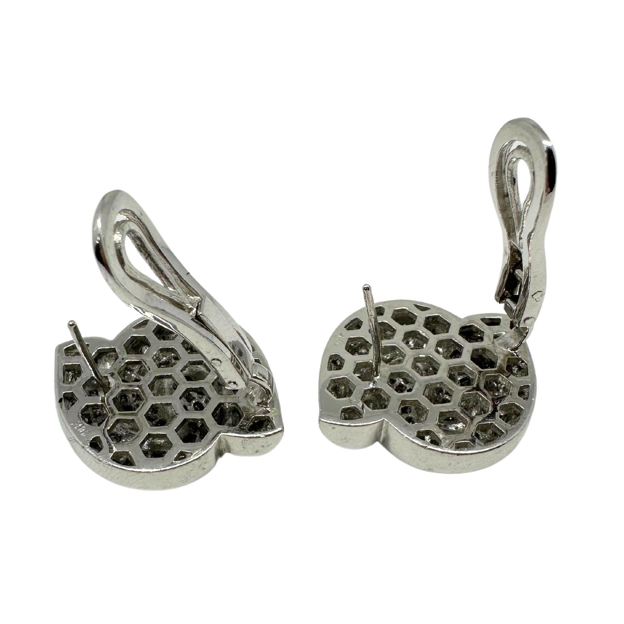 Boucles d'oreilles spirales en or blanc 18 carats avec diamants taillés en princesse en vente 1