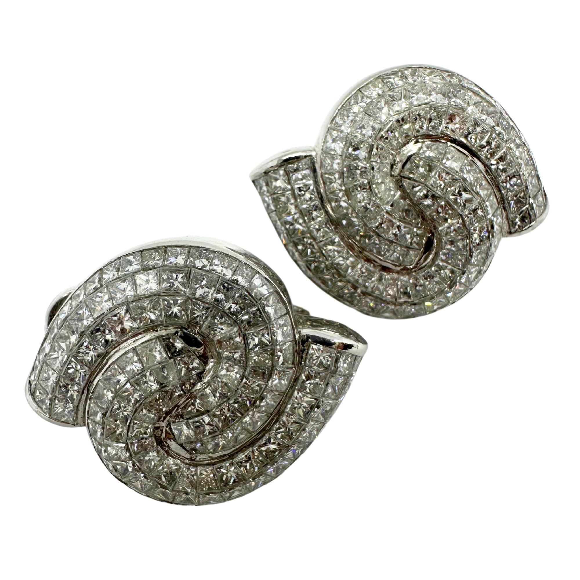 Boucles d'oreilles spirales en or blanc 18 carats avec diamants taillés en princesse en vente 2