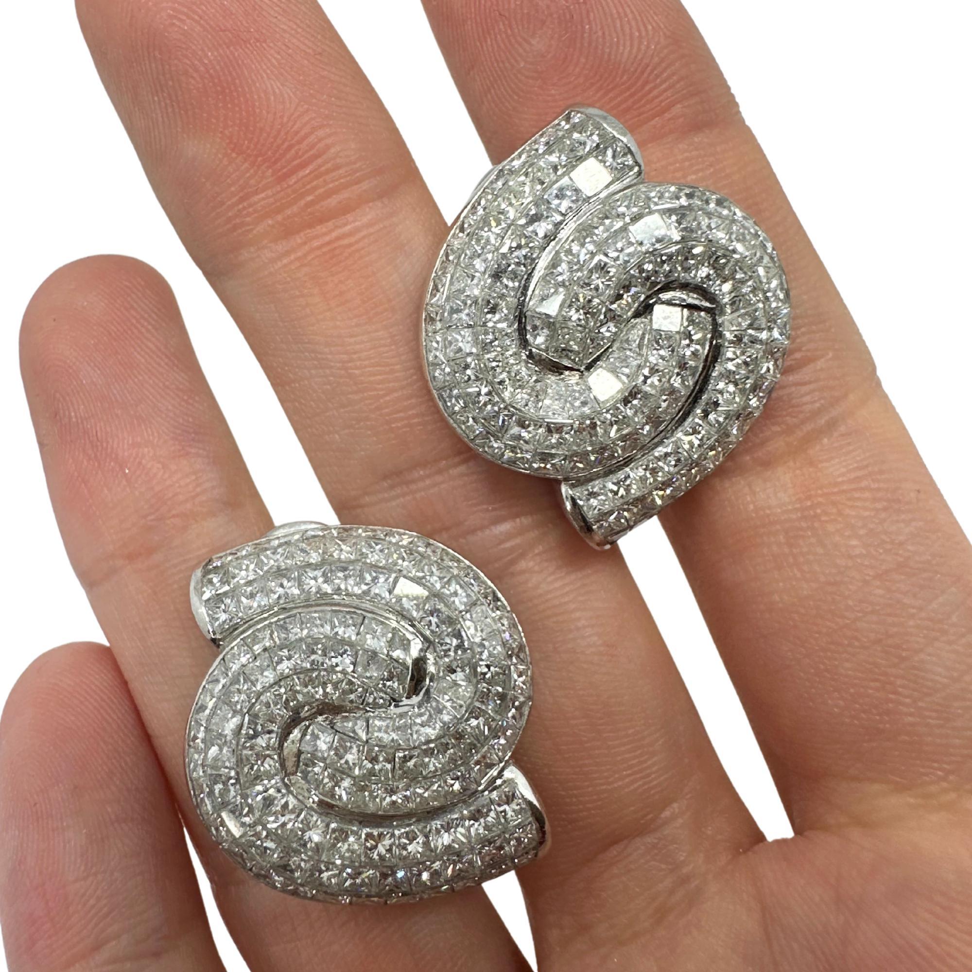 Boucles d'oreilles spirales en or blanc 18 carats avec diamants taillés en princesse en vente 3