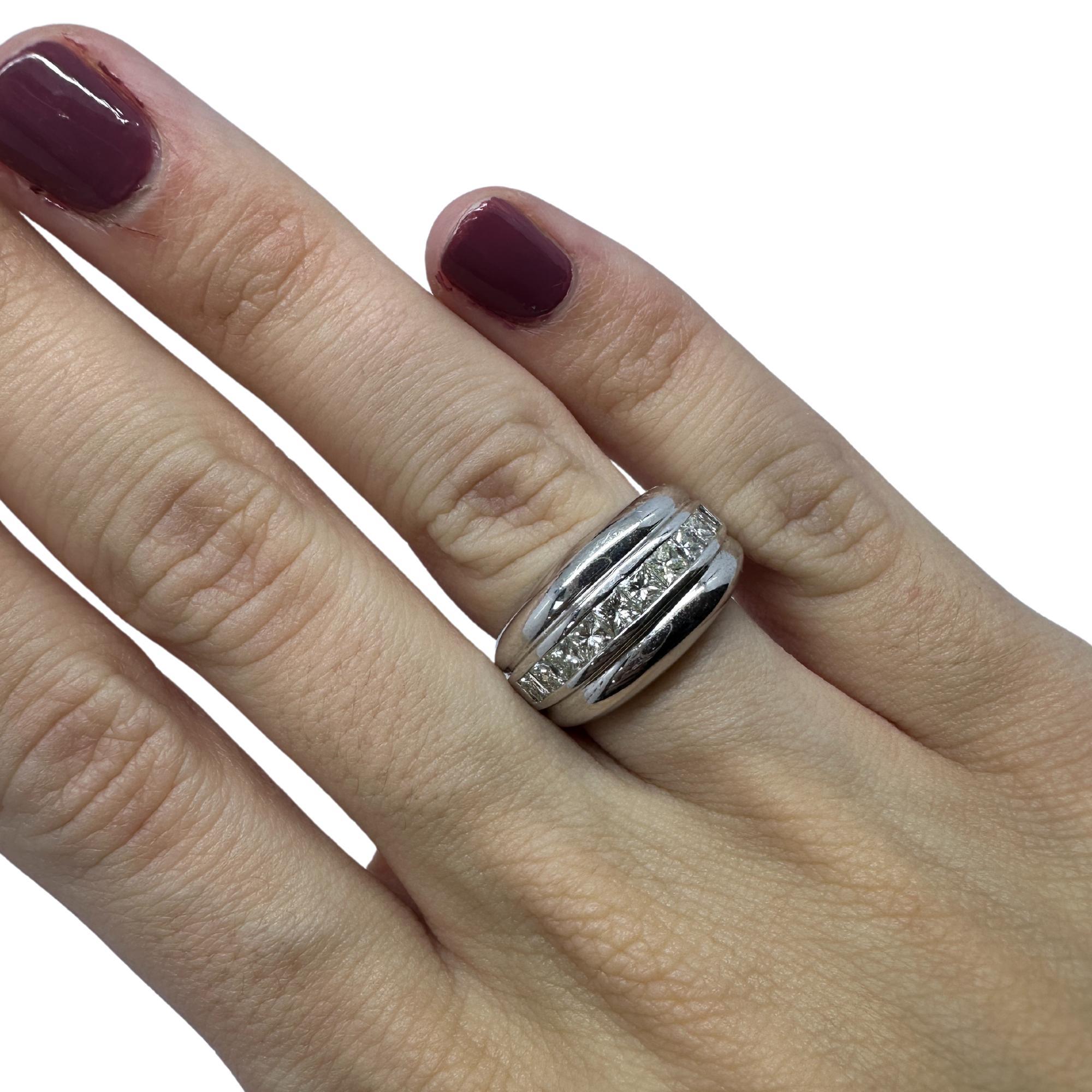 Round Cut 18k White Gold Princess Cut Diamond Wide Band Ring For Sale