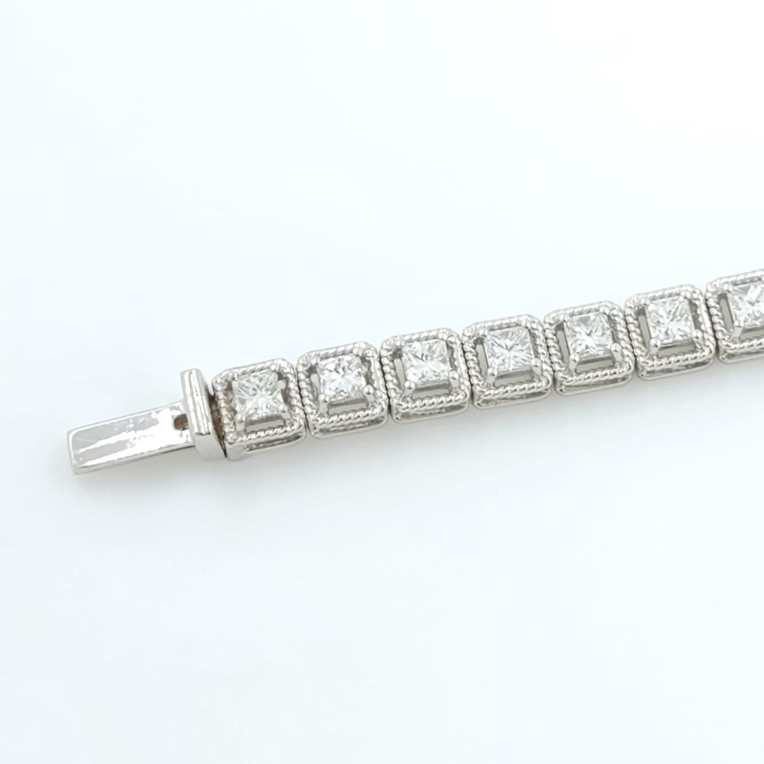 18K White Gold Princess Diamond Tennis Bracelet In New Condition For Sale In Hong Kong, HK