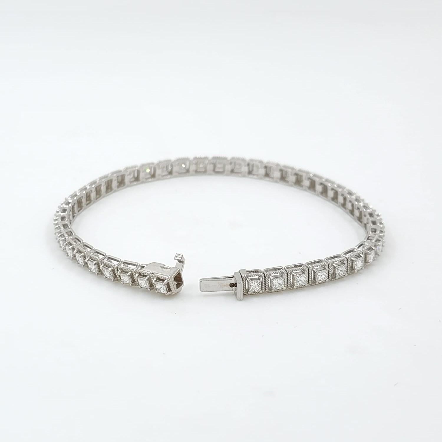 Women's 18K White Gold Princess Diamond Tennis Bracelet For Sale