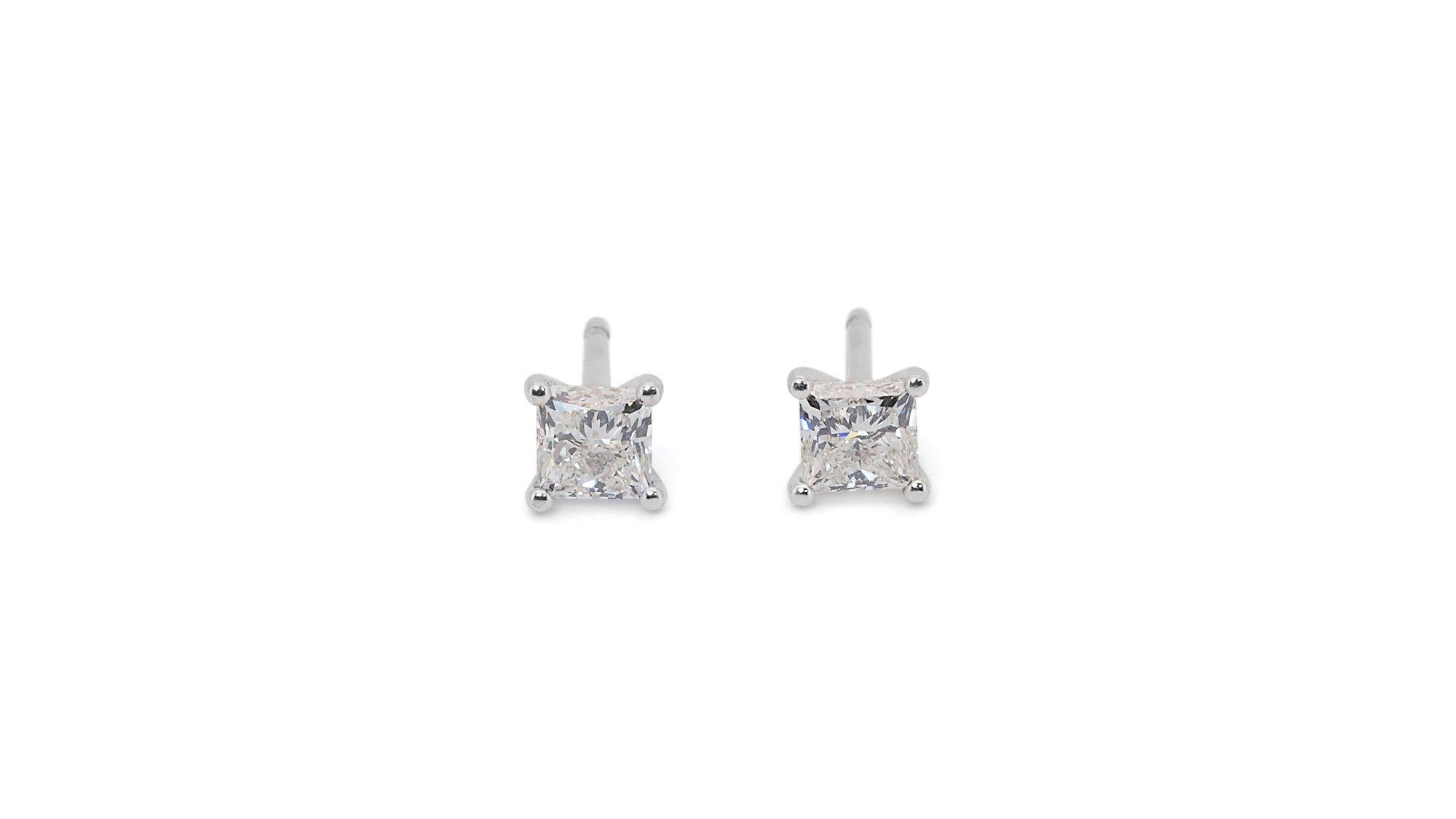 A beautiful pair of stud earrings with a dazzling pair of 0.85 carat natural princess diamonds in H VS1. The jewelry is made of 18K White gold with a high quality polish. It comes with AIG certificate and a fancy jewelry box.

2 diamond main stone