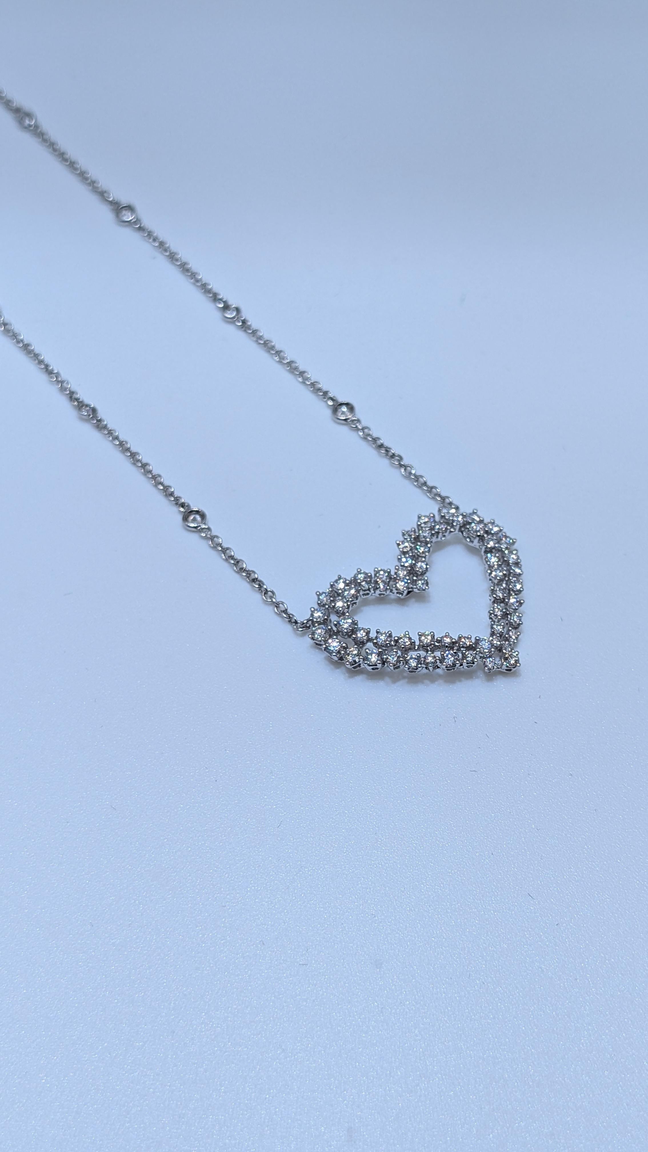 Taglio rotondo Ciondolo DBY in oro bianco 18 carati con 2 file di diamanti a forma di cuore per un totale di 2,18 ct. in vendita