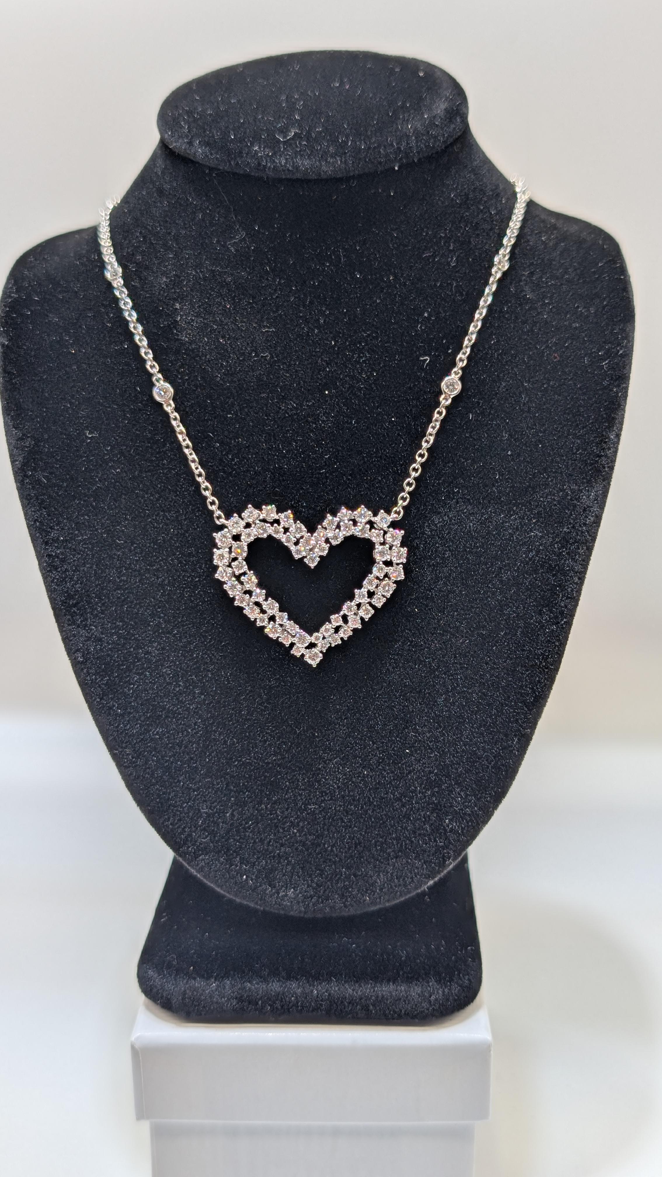 Ciondolo DBY in oro bianco 18 carati con 2 file di diamanti a forma di cuore per un totale di 2,18 ct. In condizioni Nuovo in vendita a New York, US
