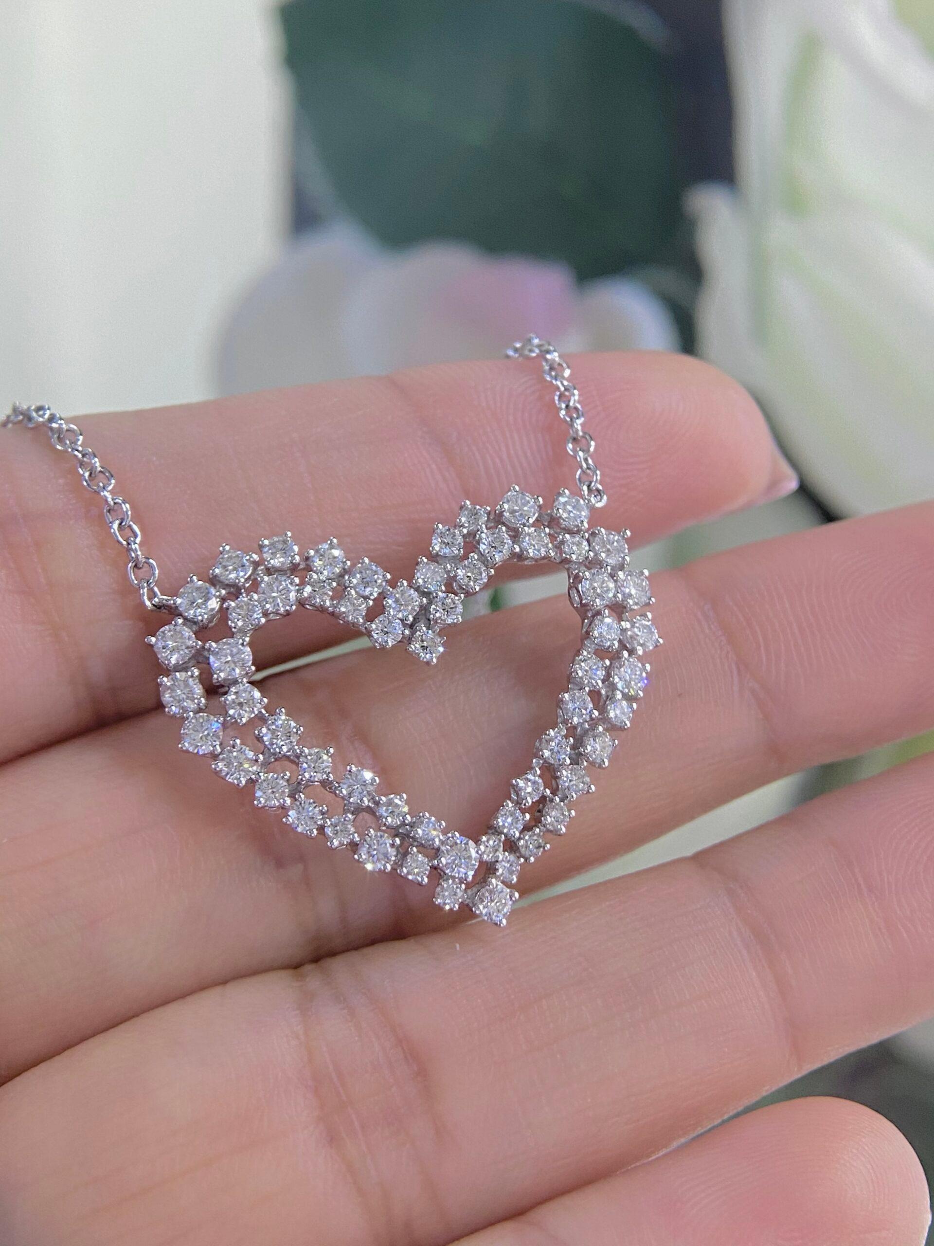Donna Ciondolo DBY in oro bianco 18 carati con 2 file di diamanti a forma di cuore per un totale di 2,18 ct. in vendita