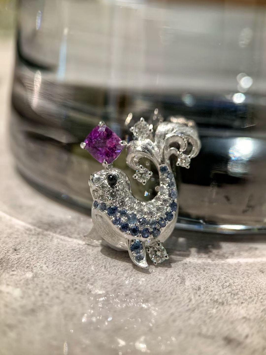 18K White Gold Purple 1.10CT Sapphire & Blue Sapphire Seal Pendant with Diamonds For Sale 5