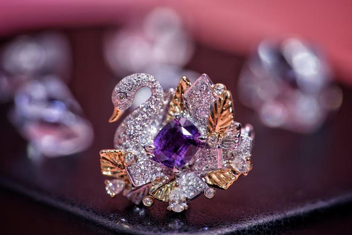 18K White Gold Purple Sapphire & Diamond 'Swan' Brooch Pendant

1 Purple Sapphire - 0.89 CT
77 Diamonds - 0.481 CT
Total Weight - 6.26 GM

