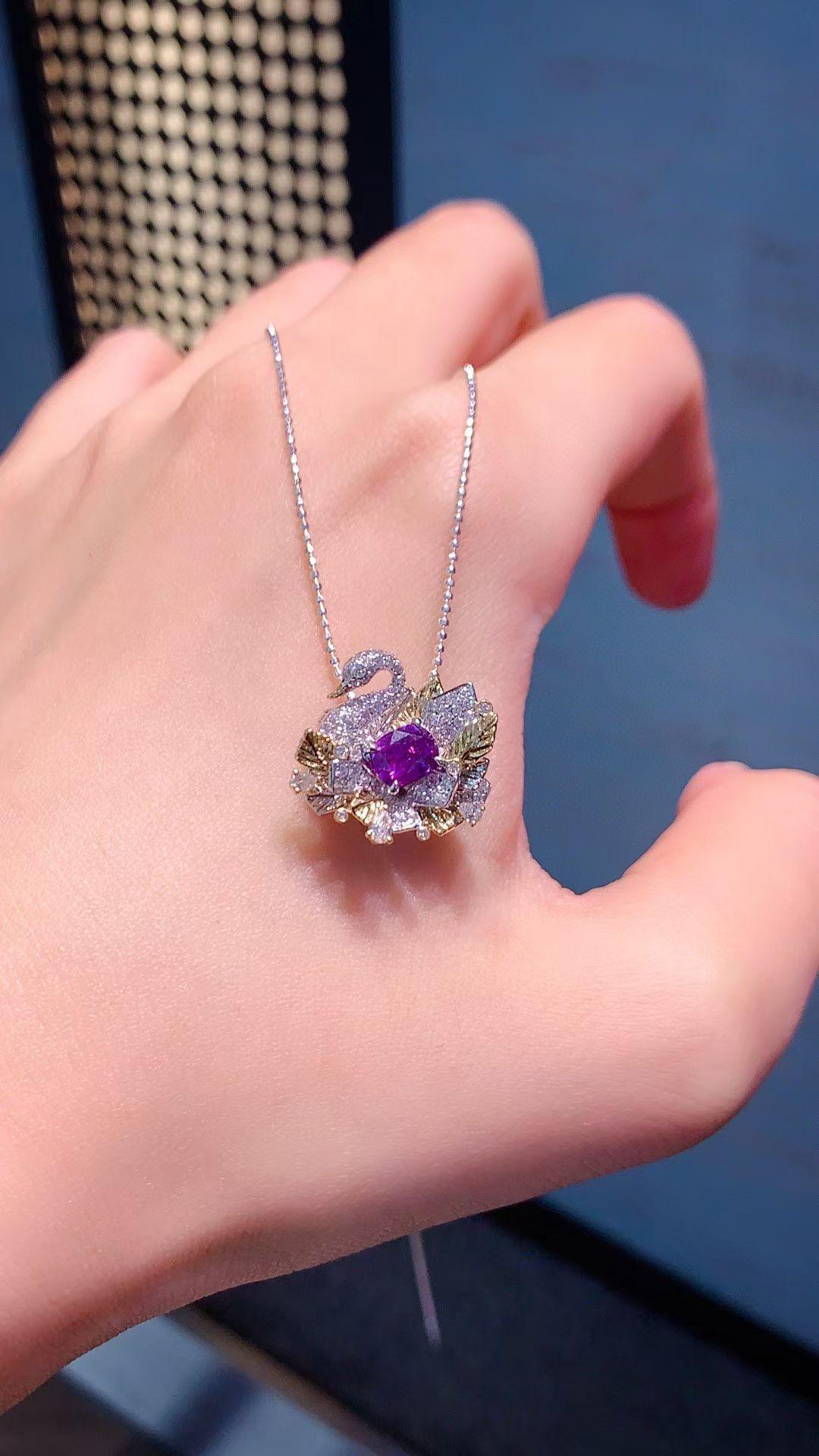 18K White Gold Purple Sapphire & Diamond 'Swan' Brooch Pendant In New Condition For Sale In Kowloon, HK
