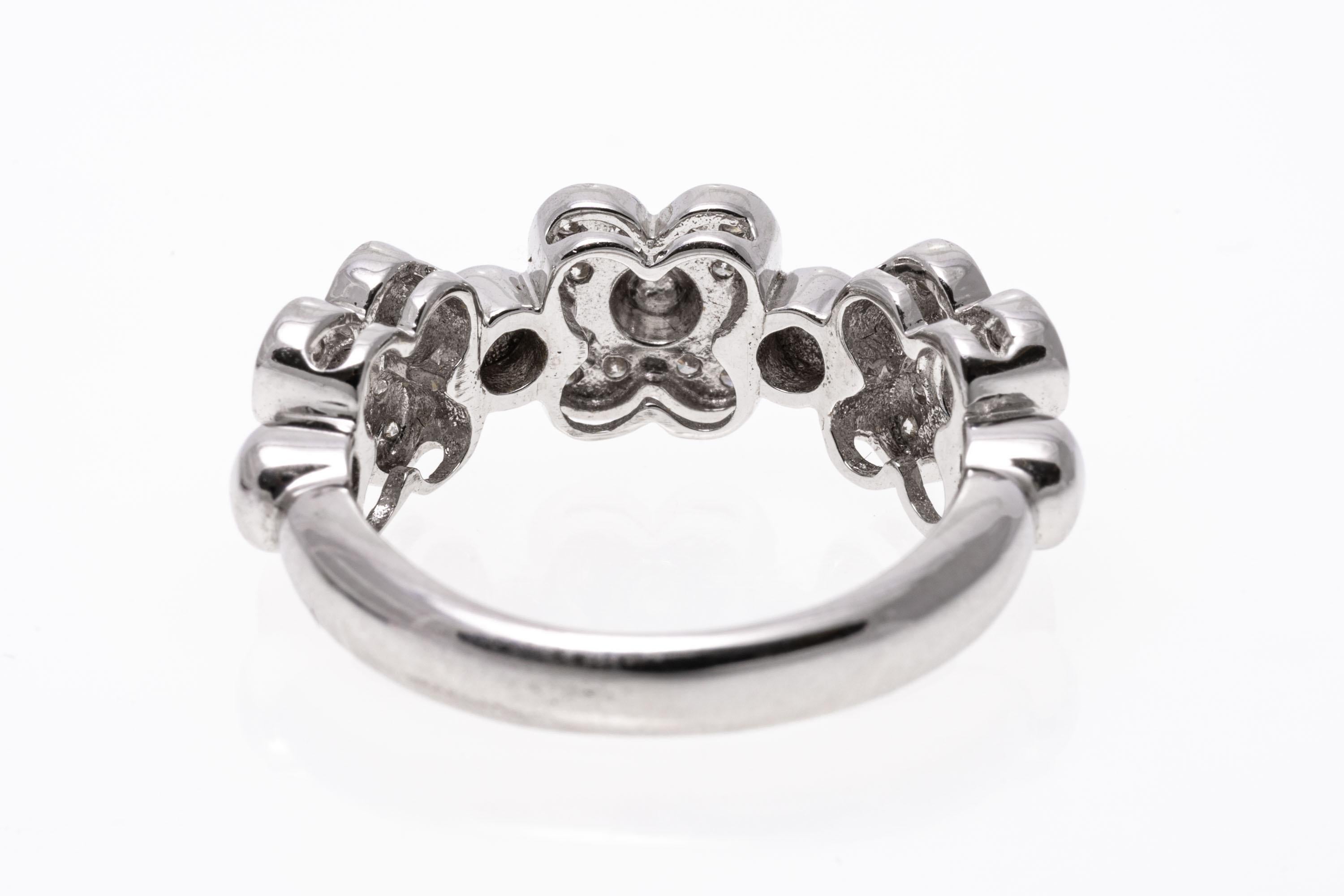 18k White Gold Quatrefoil Flower Motif Band Ring With Pave Diamonds, Size 6.75 In Good Condition For Sale In Southport, CT