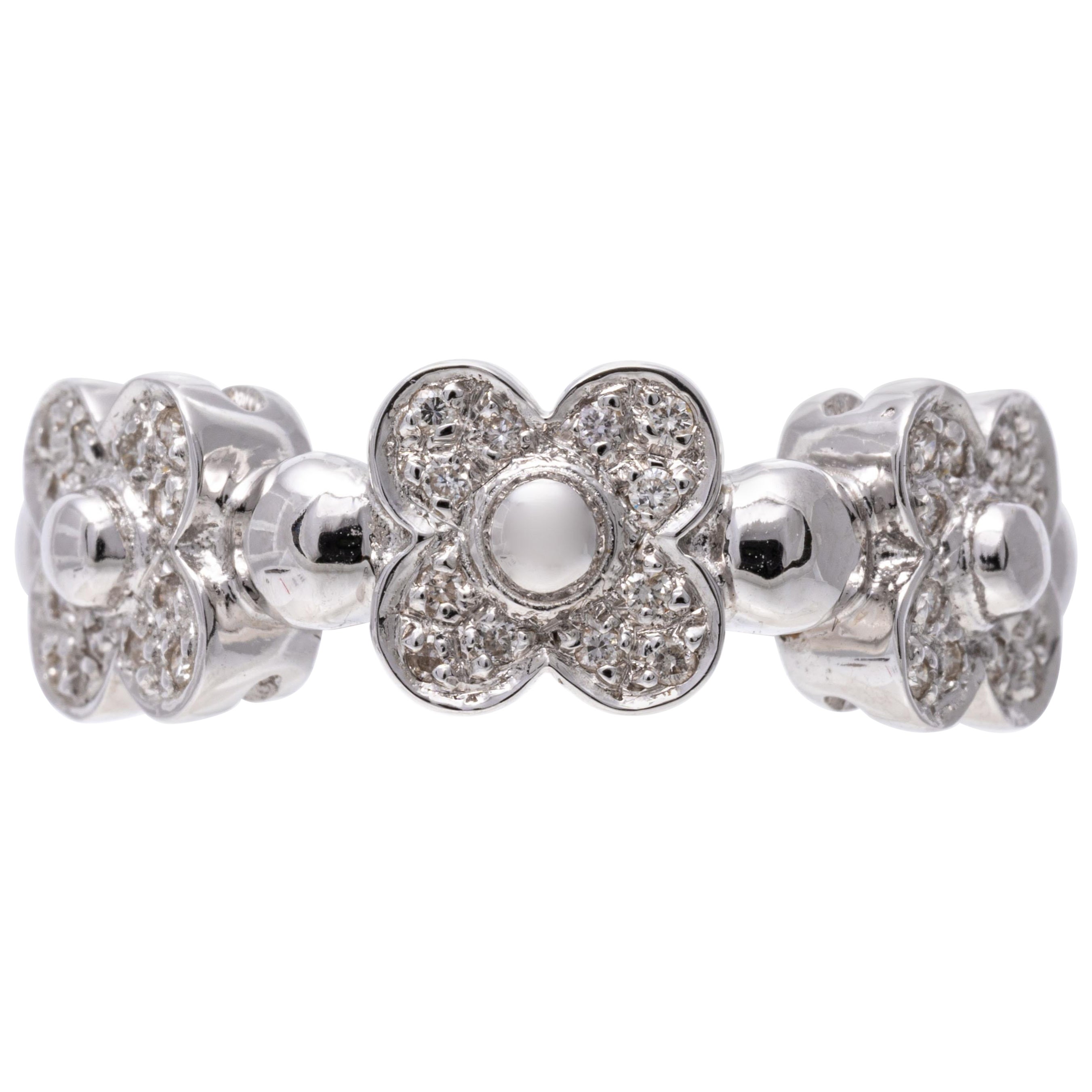Bague jonc en or blanc 18 carats à motif de fleur en forme de quadrilobe avec diamants pavés, taille 6,75