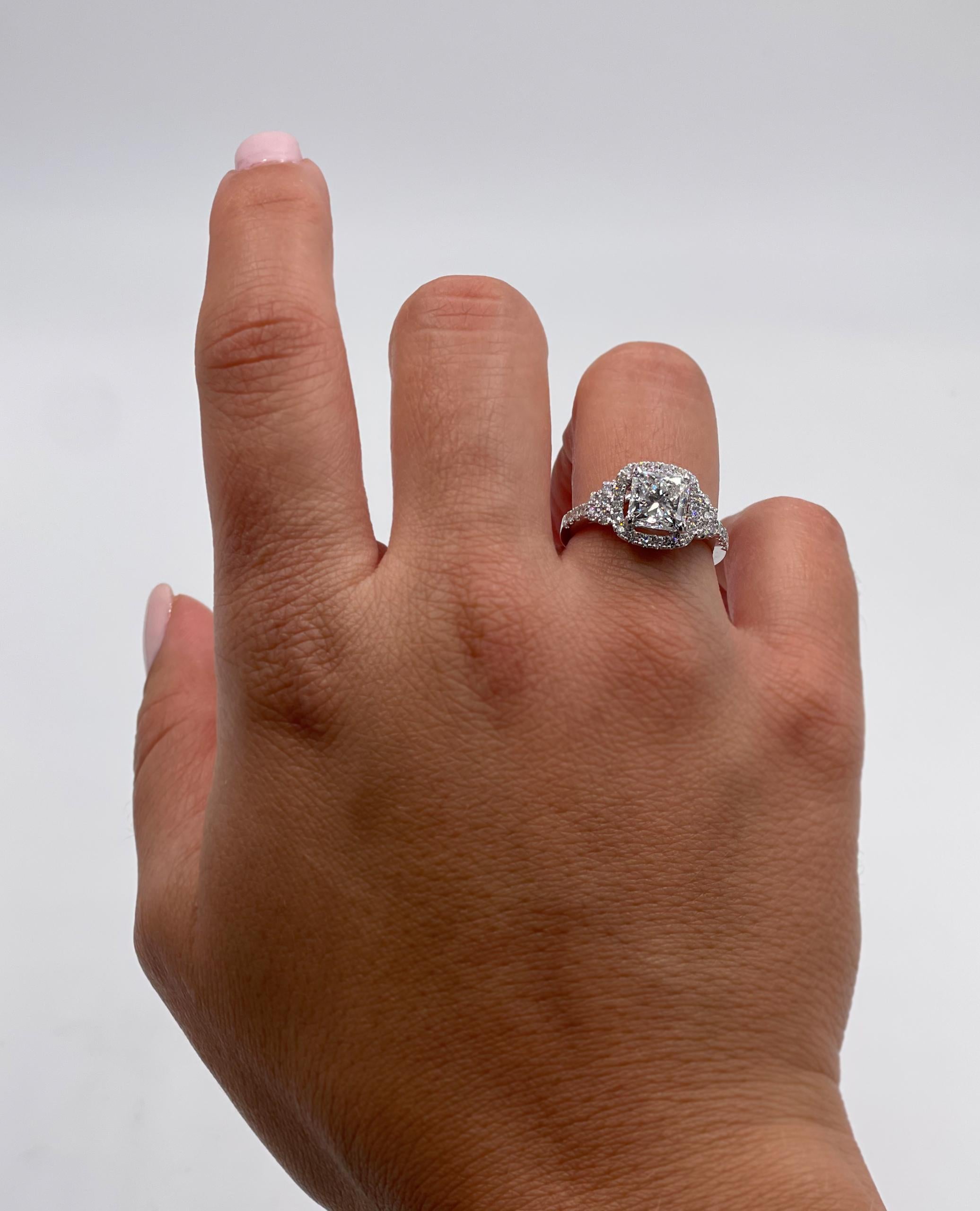 Non il solito anello di fidanzamento con aureola. Questa montatura unica ha tutte le caratteristiche di un anello di fidanzamento o può essere indossata come un favoloso anello per la mano destra. 
Questo anello è in oro bianco 18 carati ed è dotato
