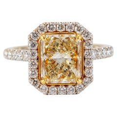 Anillo de compromiso de oro blanco de 18 quilates con diamantes amarillos talla radiante con halo acentuado