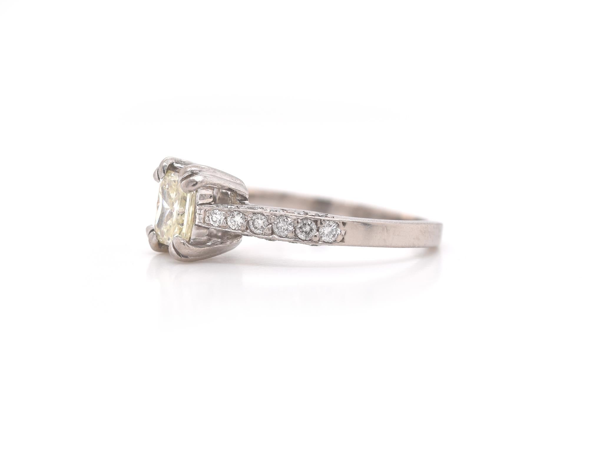 Taglio radiant Anello di fidanzamento con diamante radiante in oro bianco 18 carati in vendita