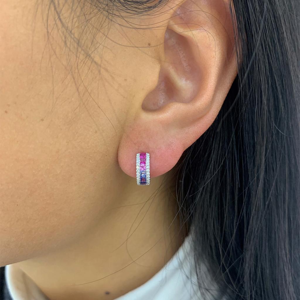 Diese eleganten kleinen Creolen sind aus 18 Karat Weißgold gefertigt und mit blauen und rosafarbenen Saphiren mit einem Gesamtgewicht von 1::02 Karat besetzt. Sie sind mit Diamanten von insgesamt ca. 0::148 Karat mit der Farbe H-I und der Reinheit