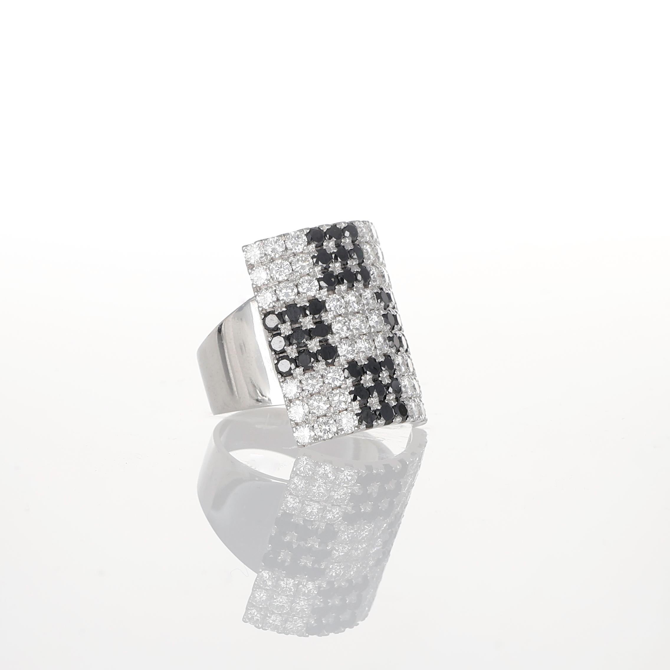 18K White Gold Rectangular Band Ring with White and Black Diamonds In New Condition For Sale In Bergamo, BG
