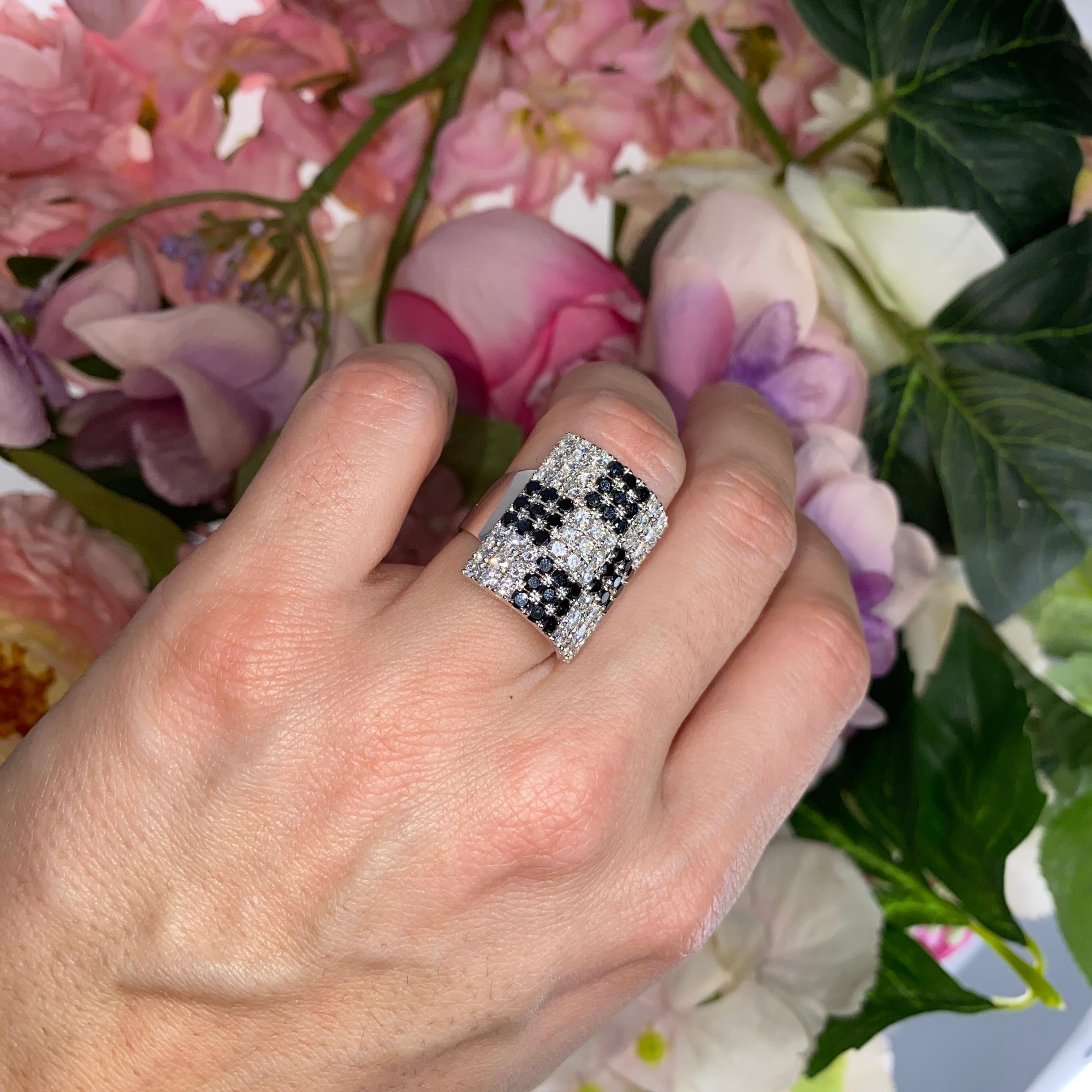 18K White Gold Rectangular Band Ring with White and Black Diamonds For Sale 2