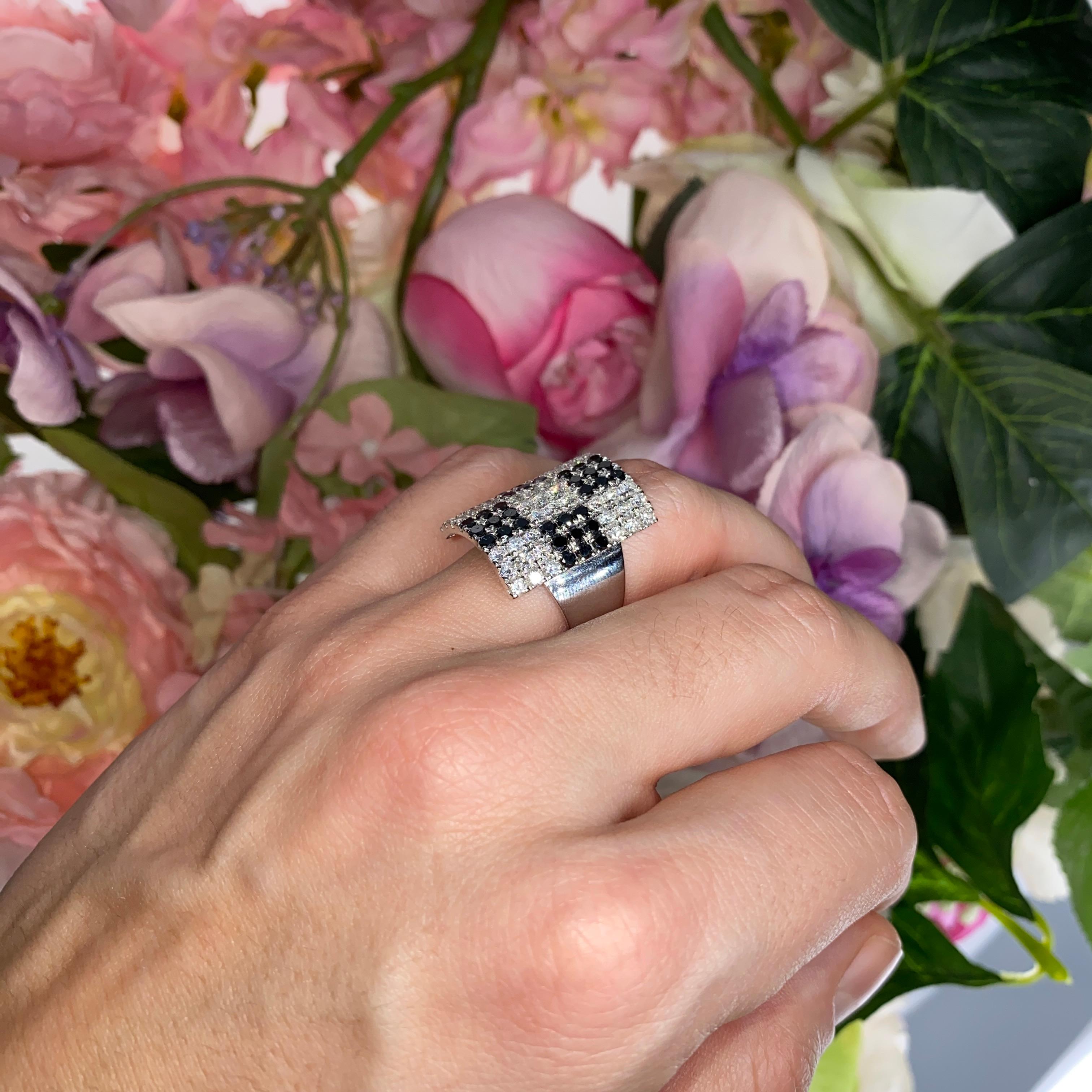 18K White Gold Rectangular Band Ring with White and Black Diamonds For Sale 3