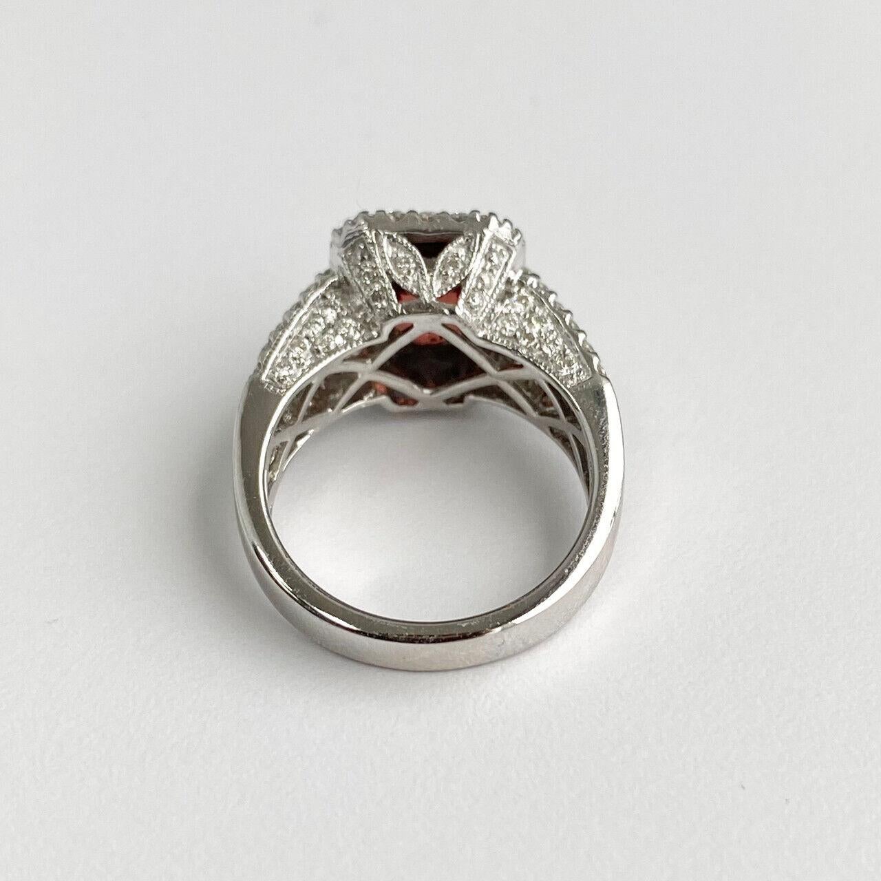 18k White Gold Red Spinel Halo and Baguette Ring In Excellent Condition For Sale In Los Angeles, CA