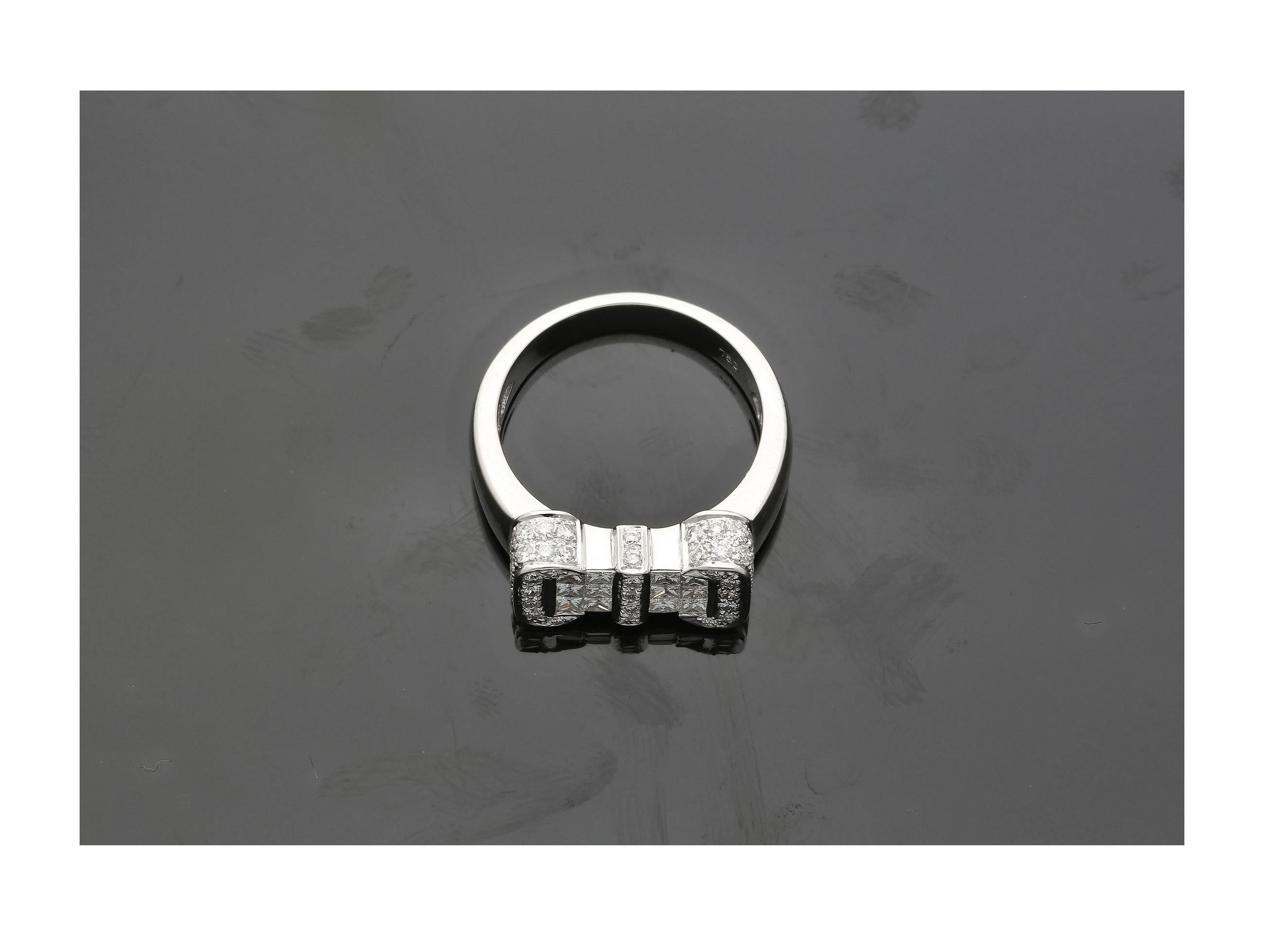 Questo anello è per gli uomini alla ricerca di un pezzo chic con diamante che nessun altro ha. 

Un anello con diamante che comunica il messaggio di un gusto raffinato e sofisticato per l'alta gioielleria. Ci sono 12 diamanti taglio Princess