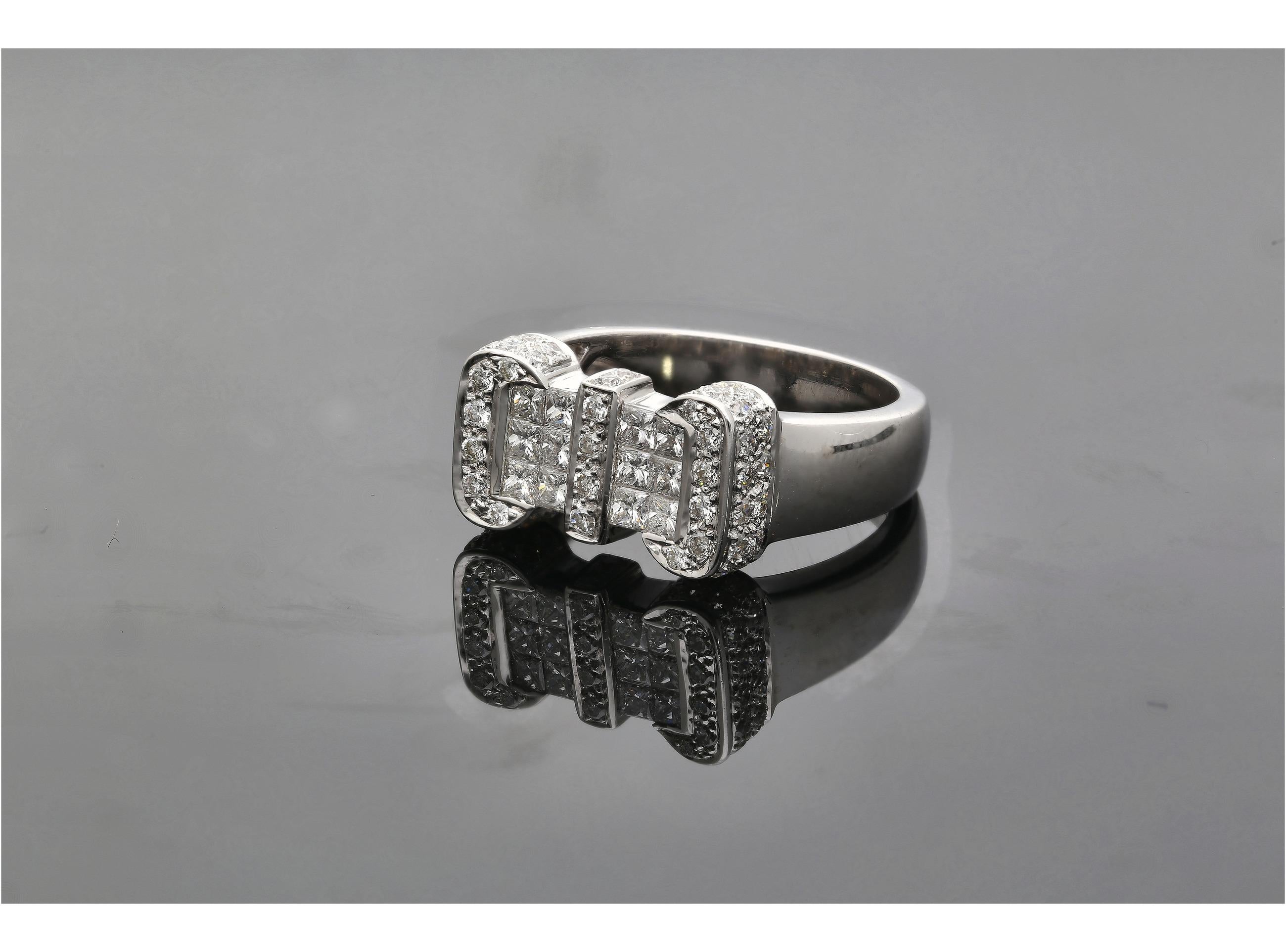Moderno Anello da uomo con cluster di diamanti retrò in oro bianco 18 carati in vendita