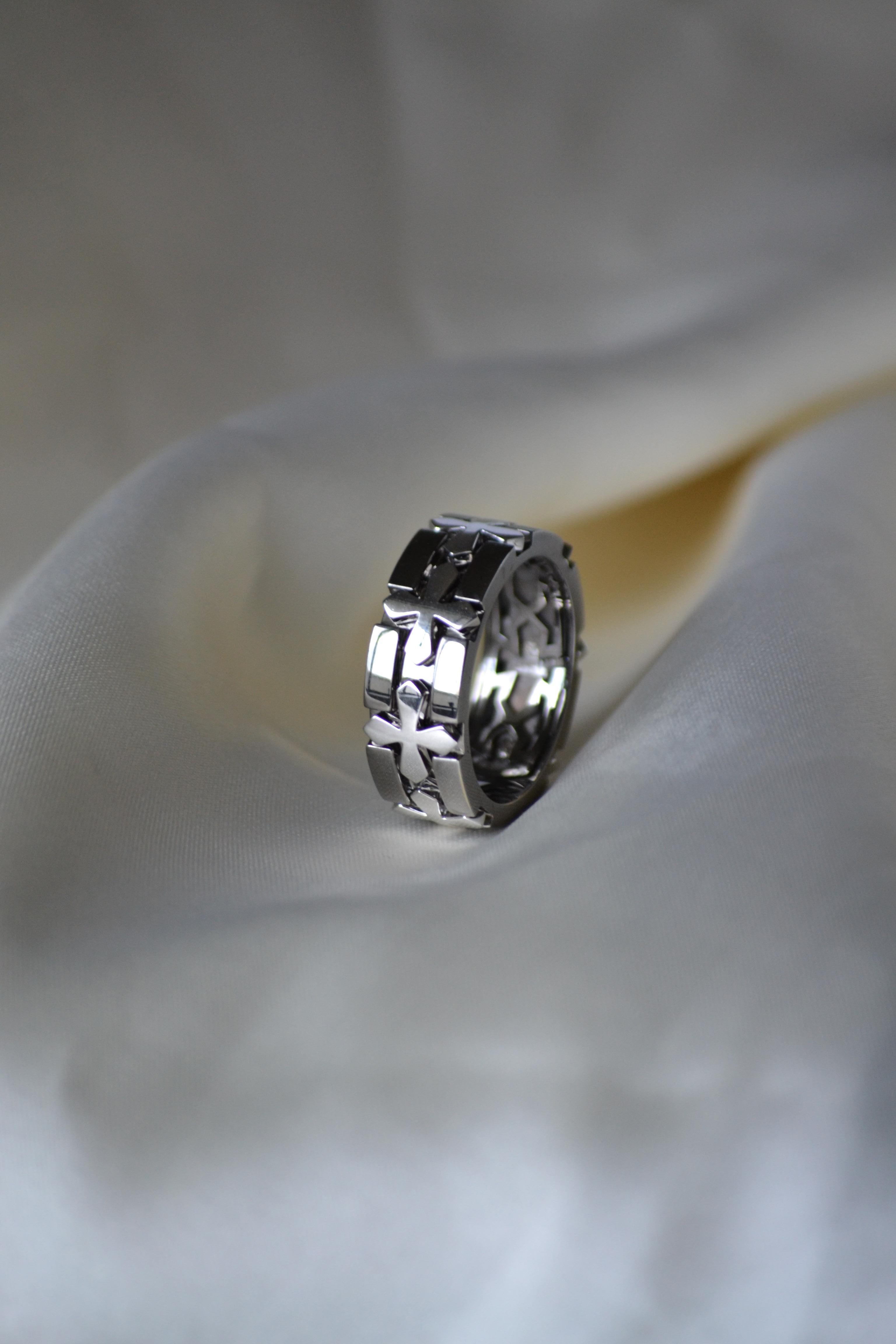 Anello con motivo a croce in oro bianco e rodio 18 carati In condizioni Nuovo in vendita a Ridgefield, CT