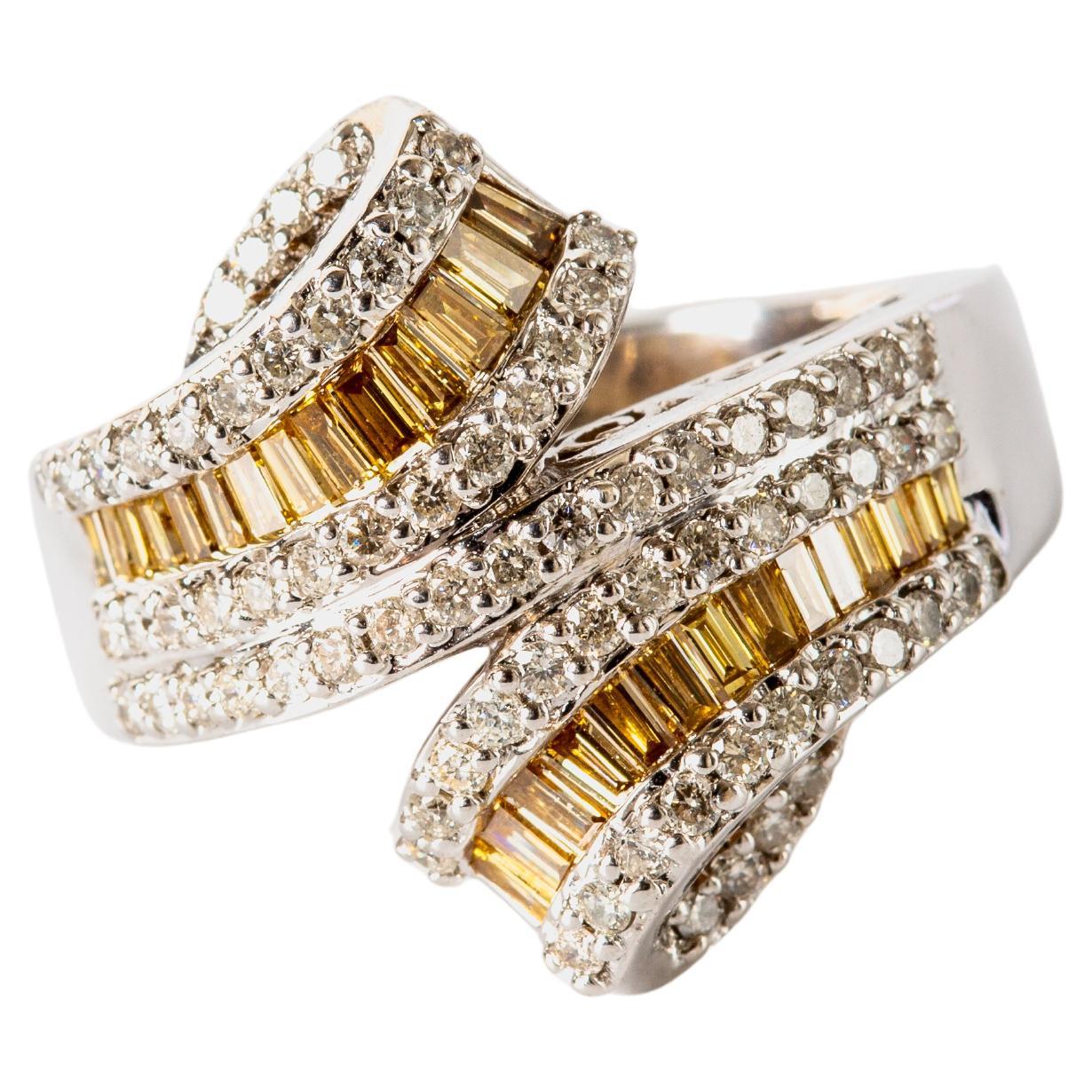 Anello da cocktail con diamante a nastro in oro bianco 18 carati in vendita