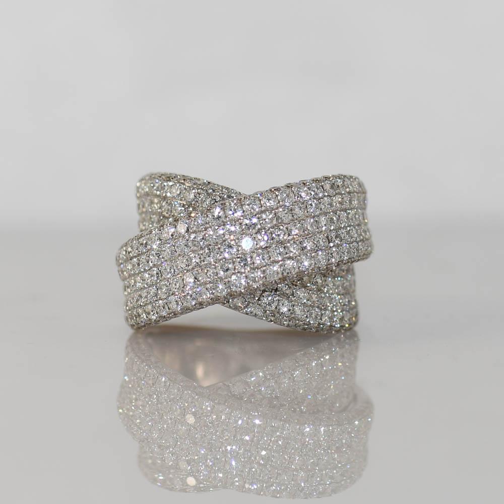 18K White Gold Ribbon Style Diamond Ring 4.00ct In Excellent Condition For Sale In Laguna Beach, CA