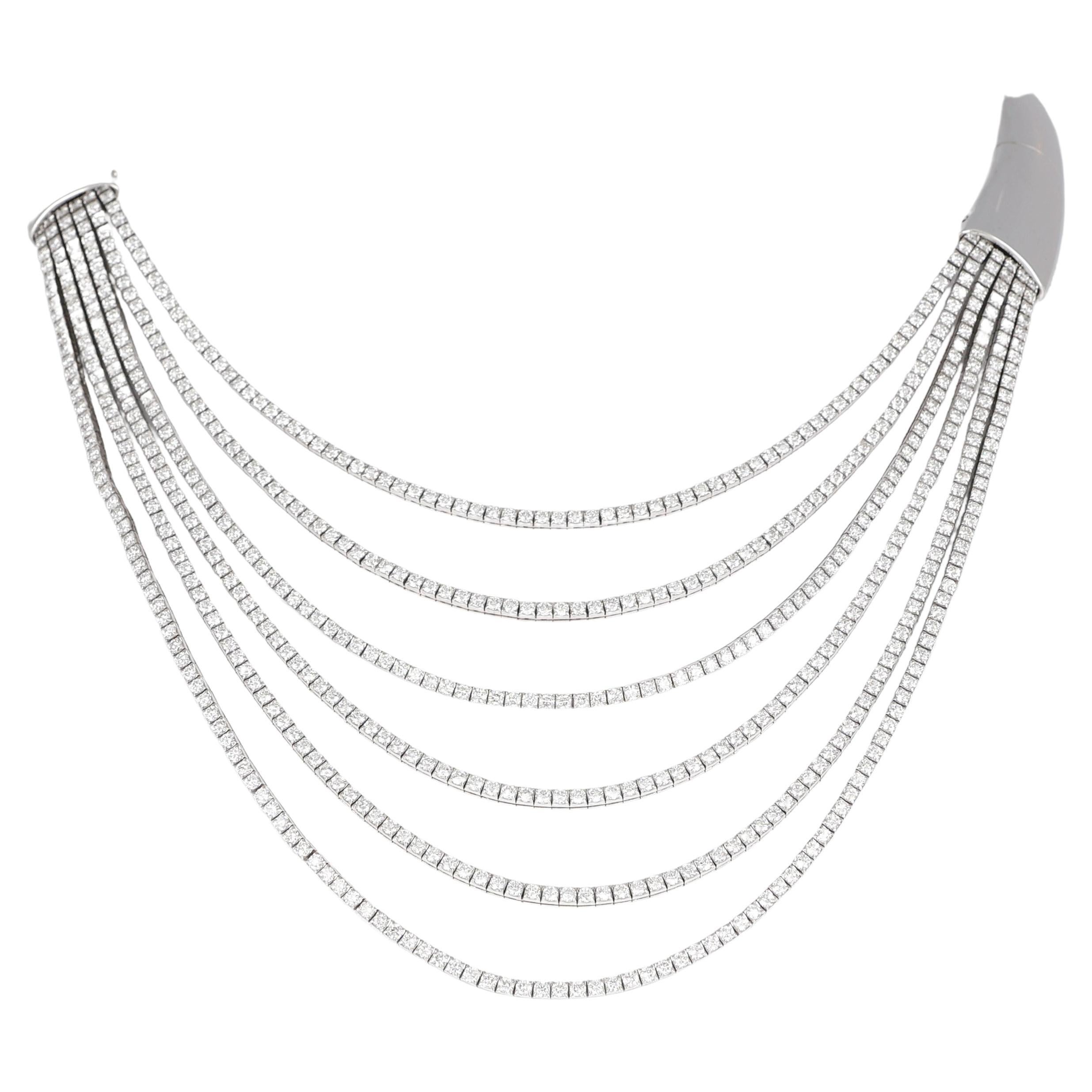 Un girocollo straordinariamente moderno ed elegante, realizzato in oro bianco 18 carati con un design scultoreo e rigido. Il pezzo presenta sei fili a cascata, ciascuno meticolosamente incastonato con diamanti bianchi naturali a taglio brillante,