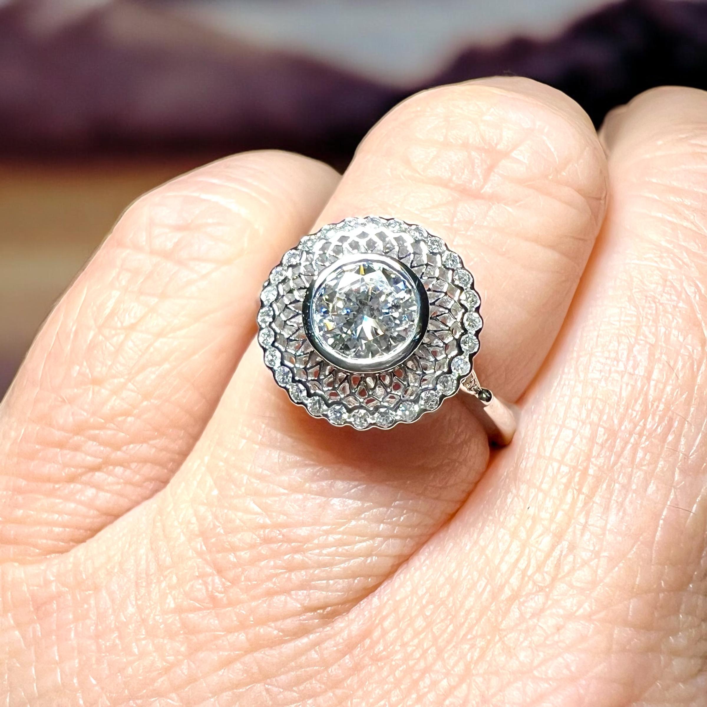 Réalisée en or blanc 18 carats, cette élégante bague présente un design mêlant géométrie structurée et simplicité lumineuse, inspiré par l'esthétique intemporelle de l'ère Art déco.
En son cœur se trouve un superbe diamant moderne de taille brillant