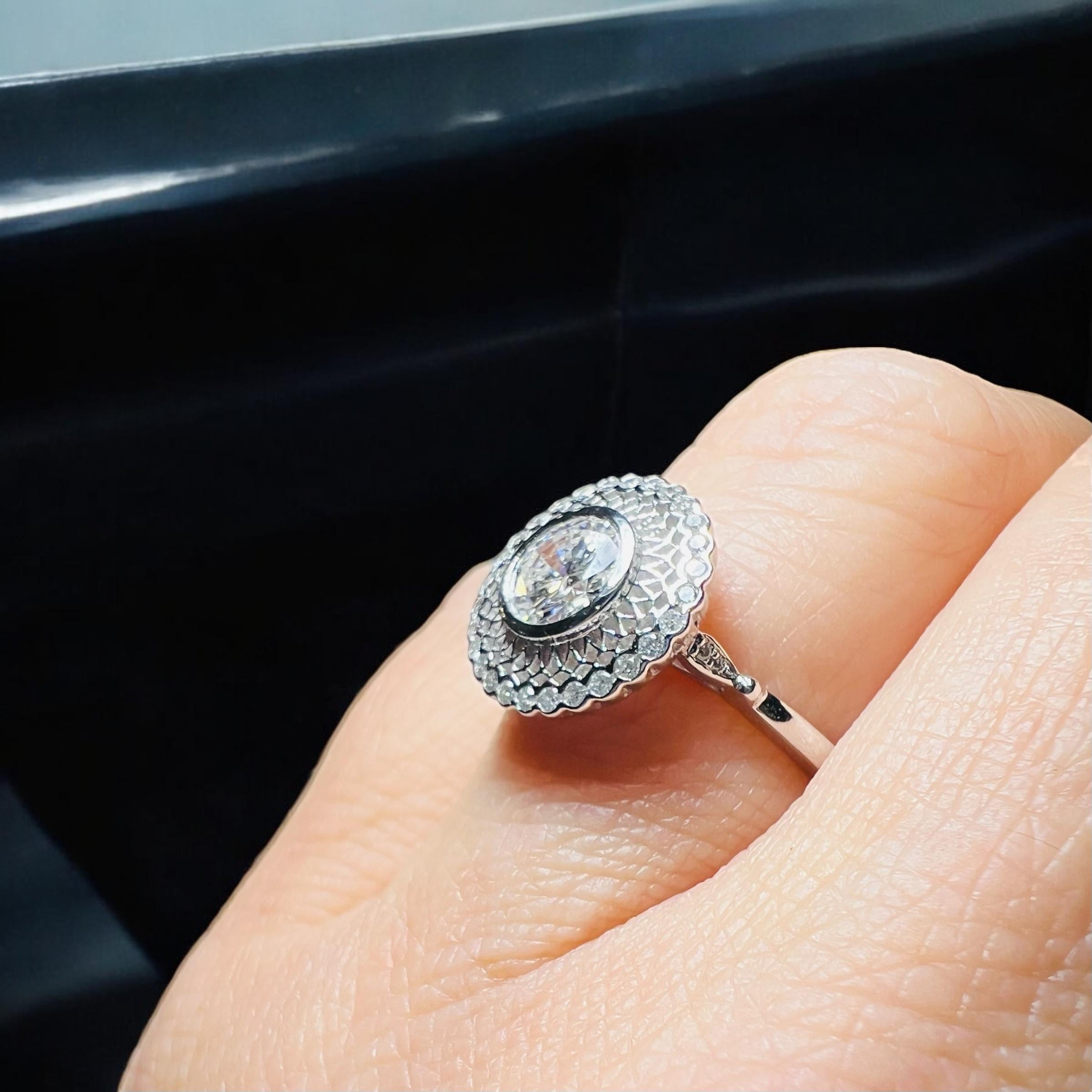Bague en or blanc 18k  Diamant brillant moderne de 0,70 ct G/VS, inspiration art déco en vente 2
