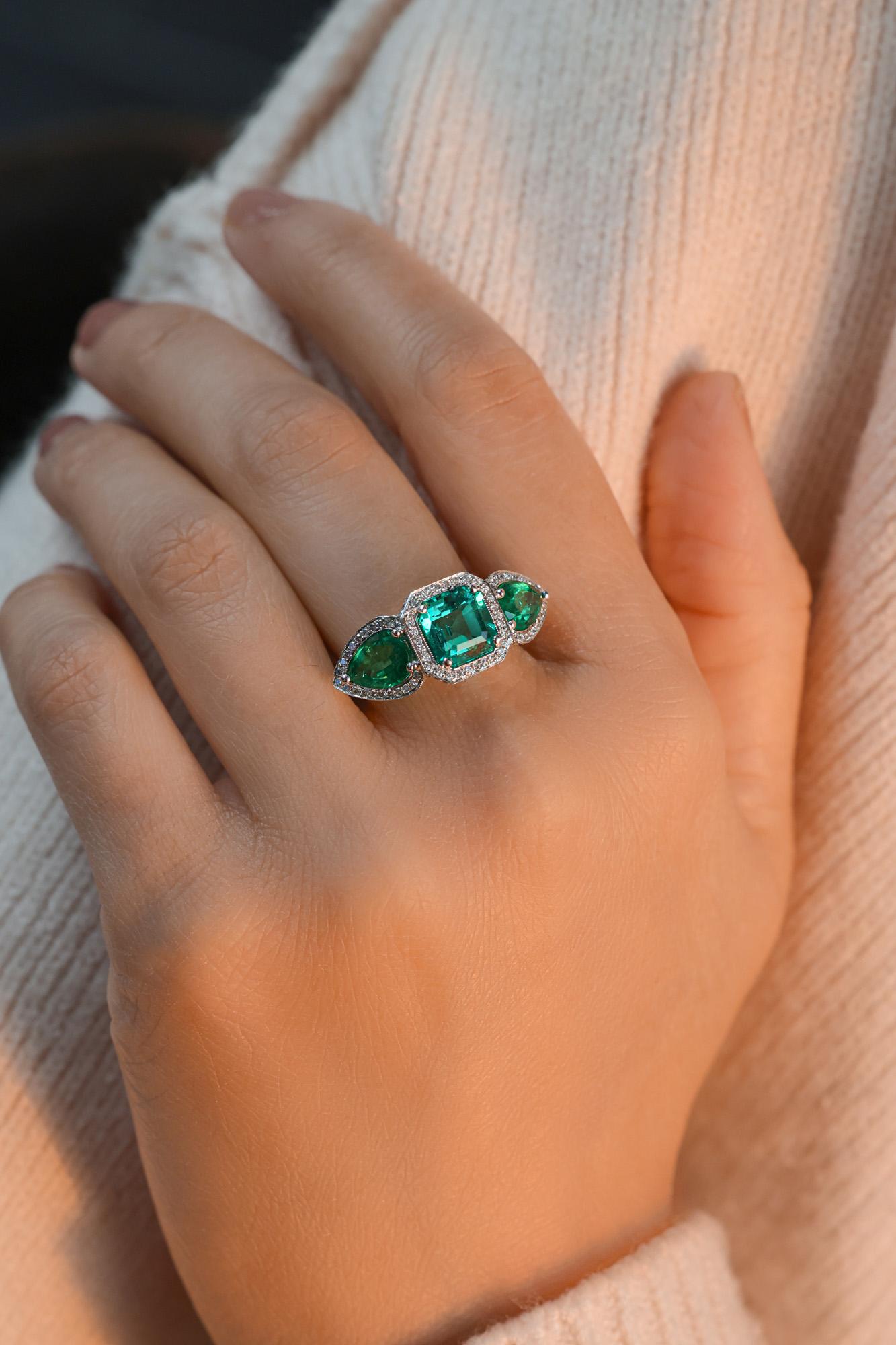 -AGL Cert. Included 
-Degree: Insignifcant 
-2 Pear Shape 2ct emerald 
-2.5ct center Colombian emerlad 