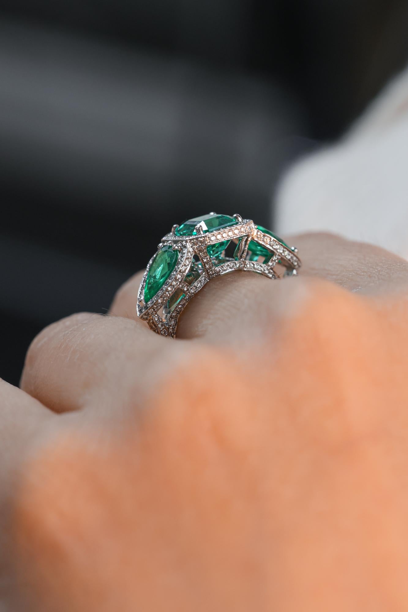 18k White Gold Ring Emerald Cut (Green Color Stone) In New Condition For Sale In Los Angeles, CA