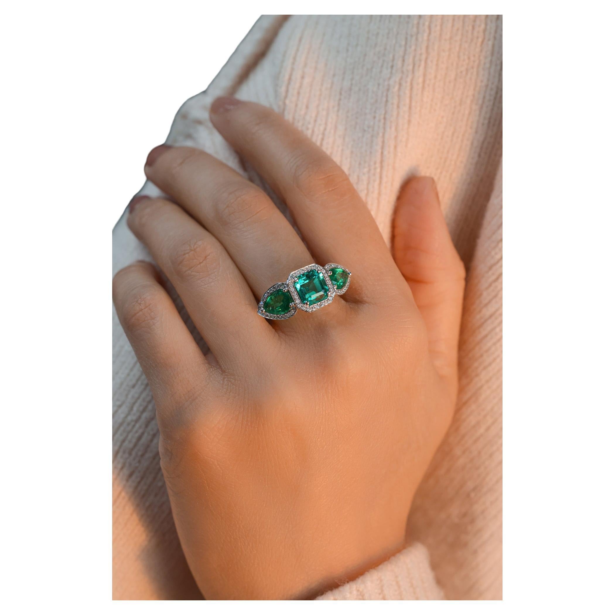 18k White Gold Ring Emerald Cut (Green Color Stone) For Sale