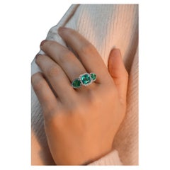18k White Gold Ring Emerald Cut (Green Color Stone)