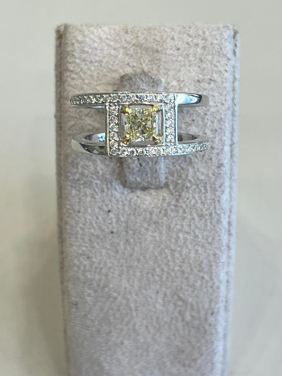 Anillo de oro blanco de 18k
Engastado con Diamante Amarillo Natural de 0,75 ct
Y 1 ct Diamantes Blancos
Nuevo
7 gramos