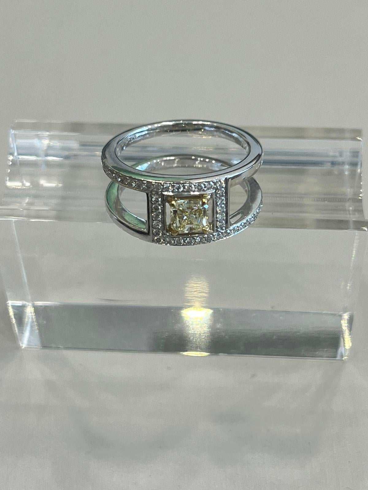 Anillo de oro blanco de 18k Corte princesa en venta