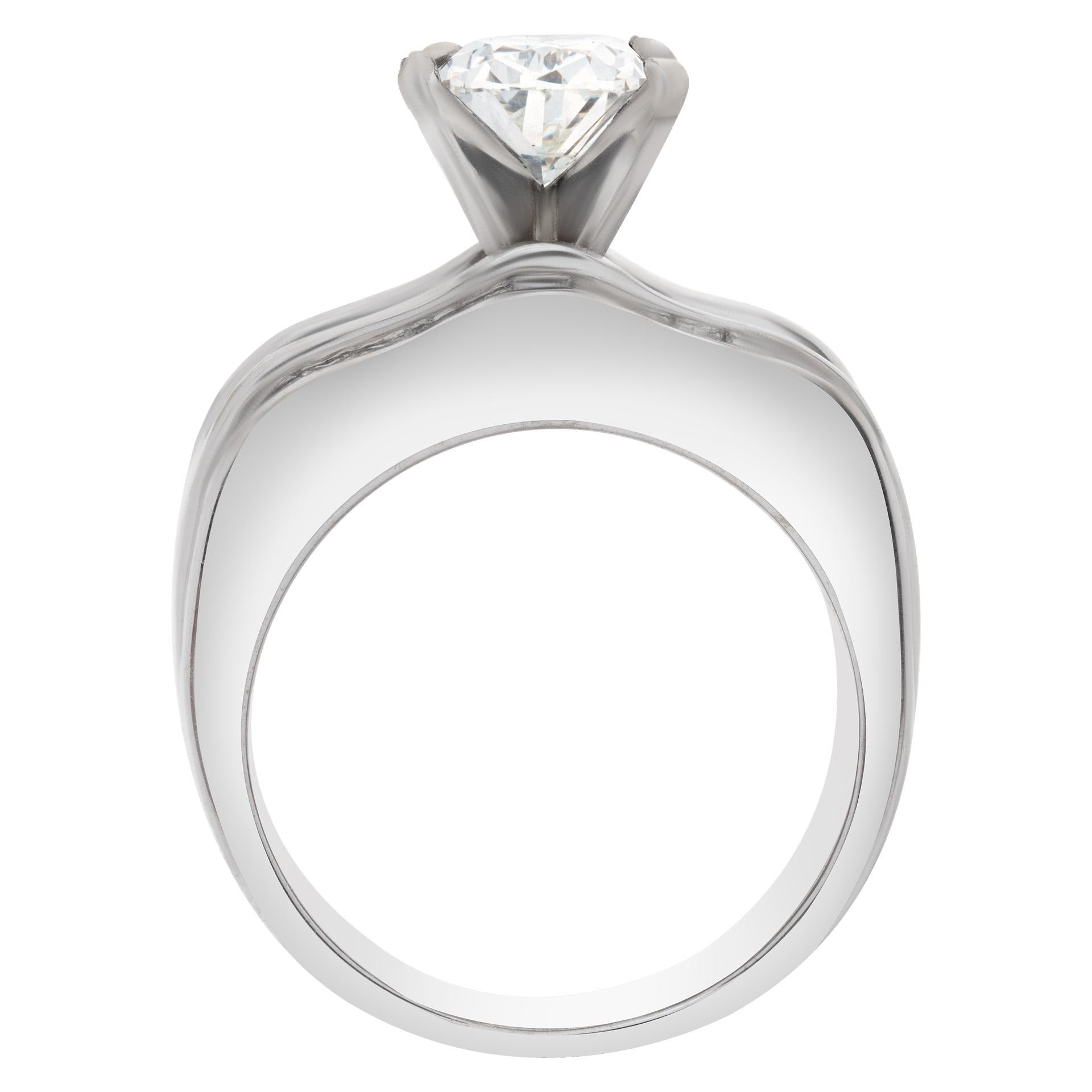 Taille ovale Bague en or blanc 18 carats, diamant taille ovale brillant de 1 carat certifié par le GIA en vente