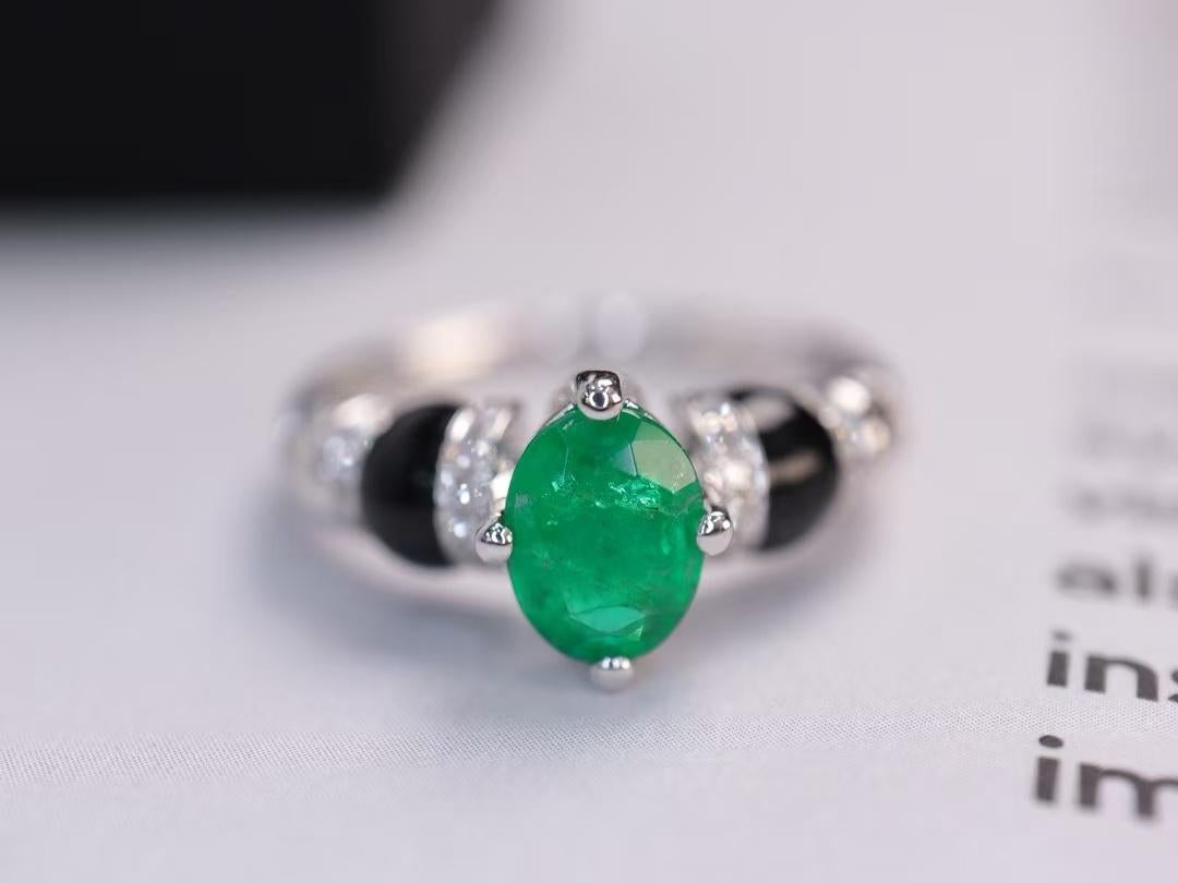 18K White Gold Zambian Emerald Ring with Diamonds In New Condition For Sale In Kowloon, HK