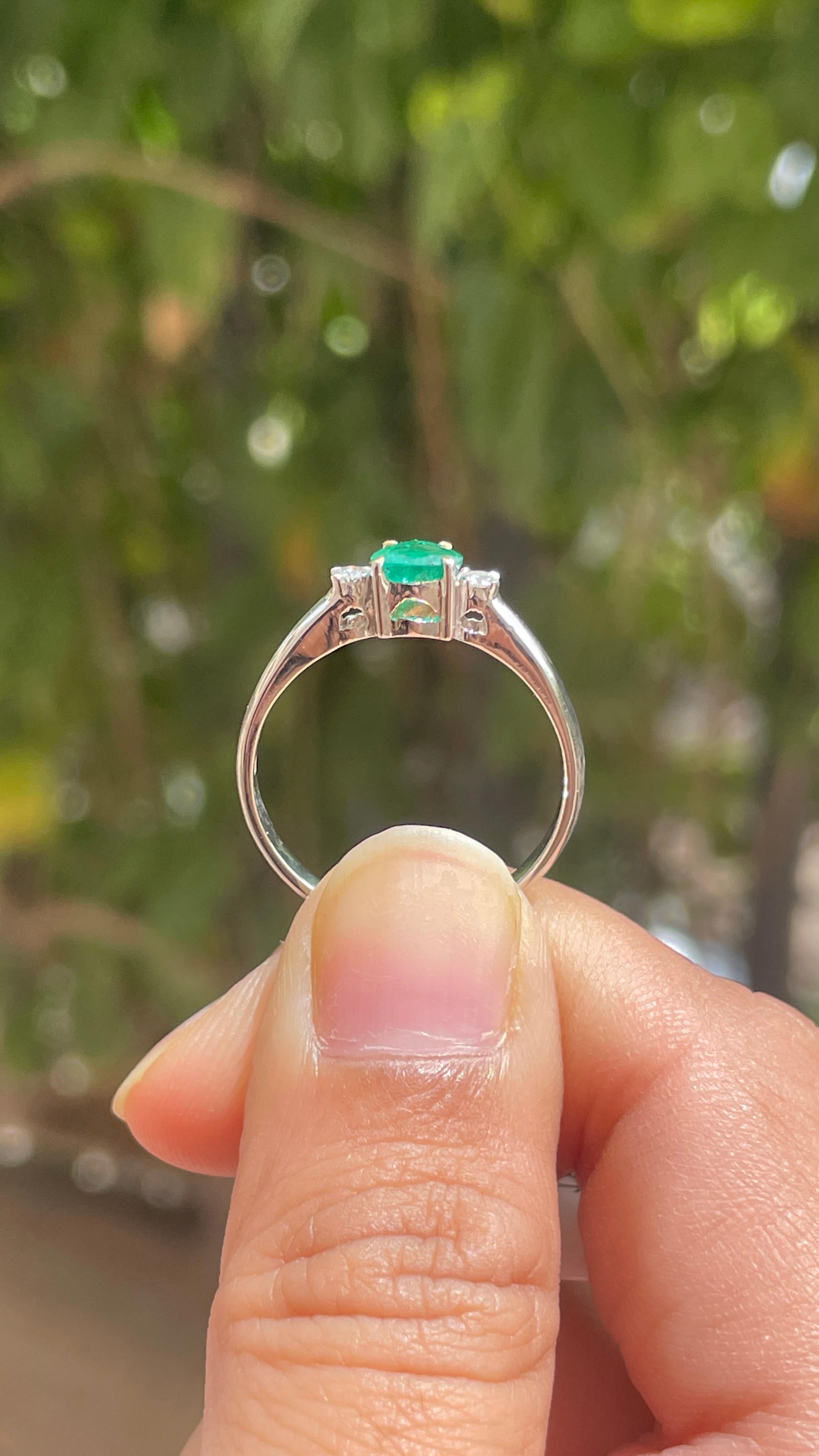 Natural Emerald and Diamond Three Stone Ring in 18k Solid White Gold  For Sale 1