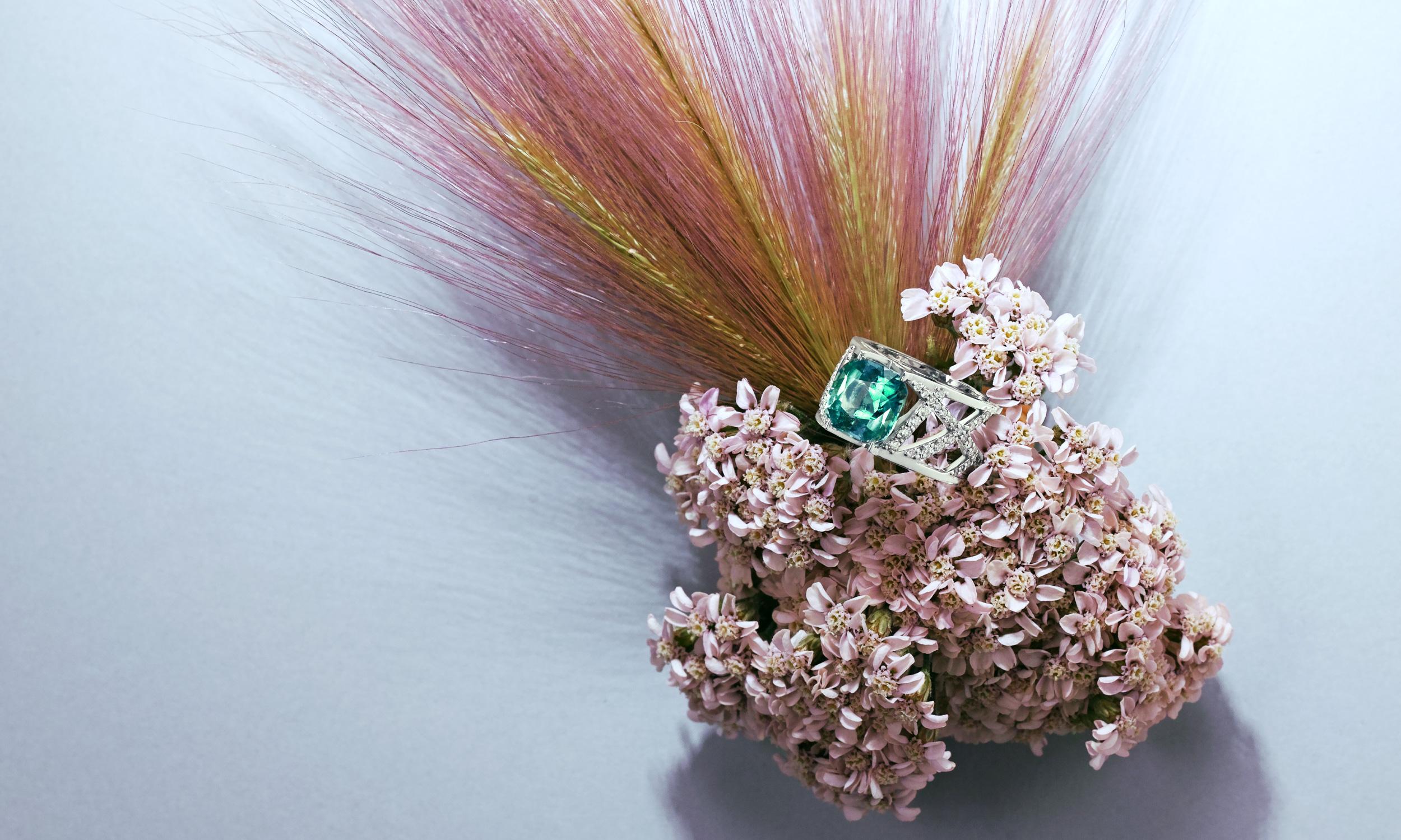 18K White Gold Ring, Mint Tourmaline 4.05 Ct., White Diamonds 0.87 Ct. For Sale 1