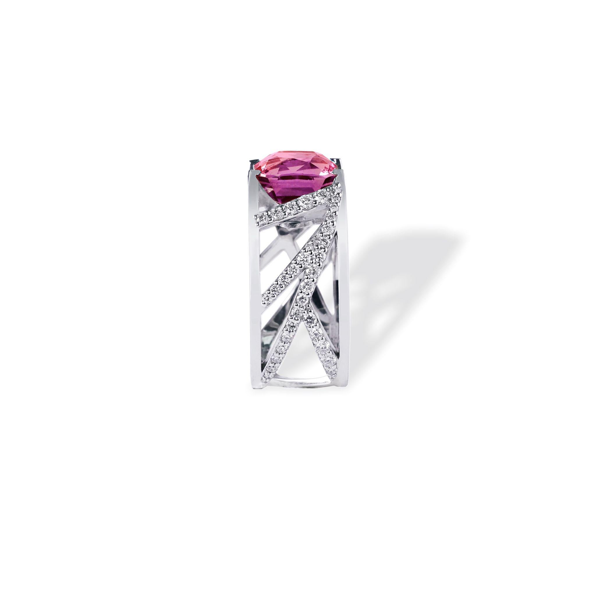 Cette bague est fabriquée uniquement sur commande. Entièrement personnalisable. 

Bague en or blanc 18 carats avec tourmaline rose taille coussin de 4 carats et diamants blancs 0.87 carats pave. Fabriqué à la main en Italie. Les pierres précieuses