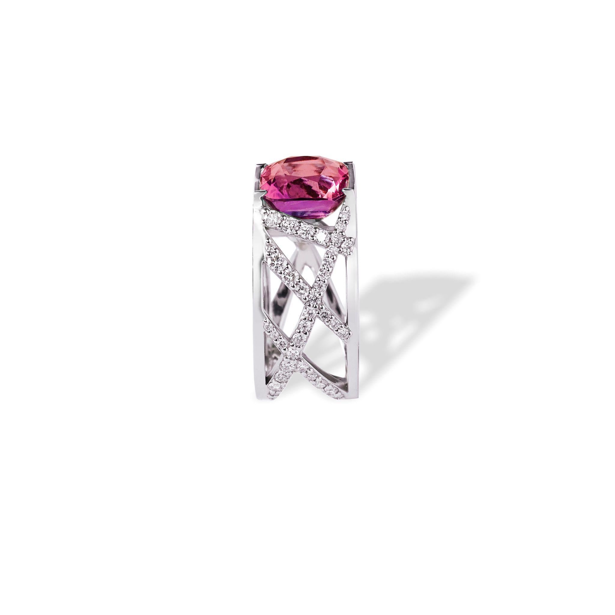 Contemporain Bague en or blanc 18 carats, tourmaline rose 4 carats, diamants blancs 0,87 carat en vente