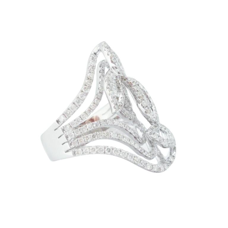 Elegante Fusion: Kegelförmiger & runder Diamant-Kleiderring
Dieser exquisite Kleiderring vereint das Beste aus beiden Welten - die klare, kantige Brillanz spitz zulaufender Diamanten und das zeitlose Funkeln runder Brillanten. Jeder Stein ist