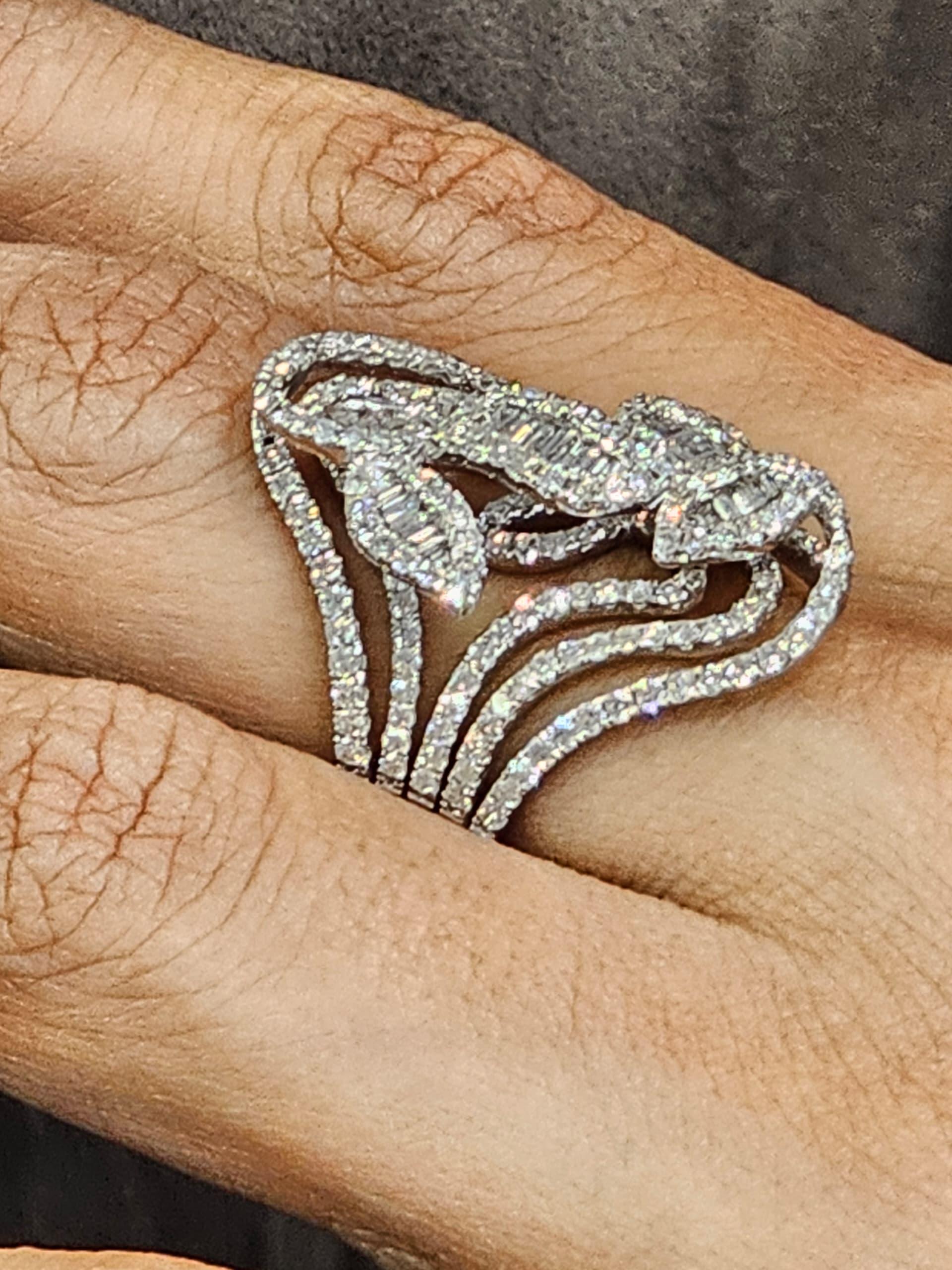 18 Karat Weißgold Ring mit rundem und kupferfarbenem Diamant-Kleidring im Zustand „Neu“ im Angebot in Hong Kong, HK